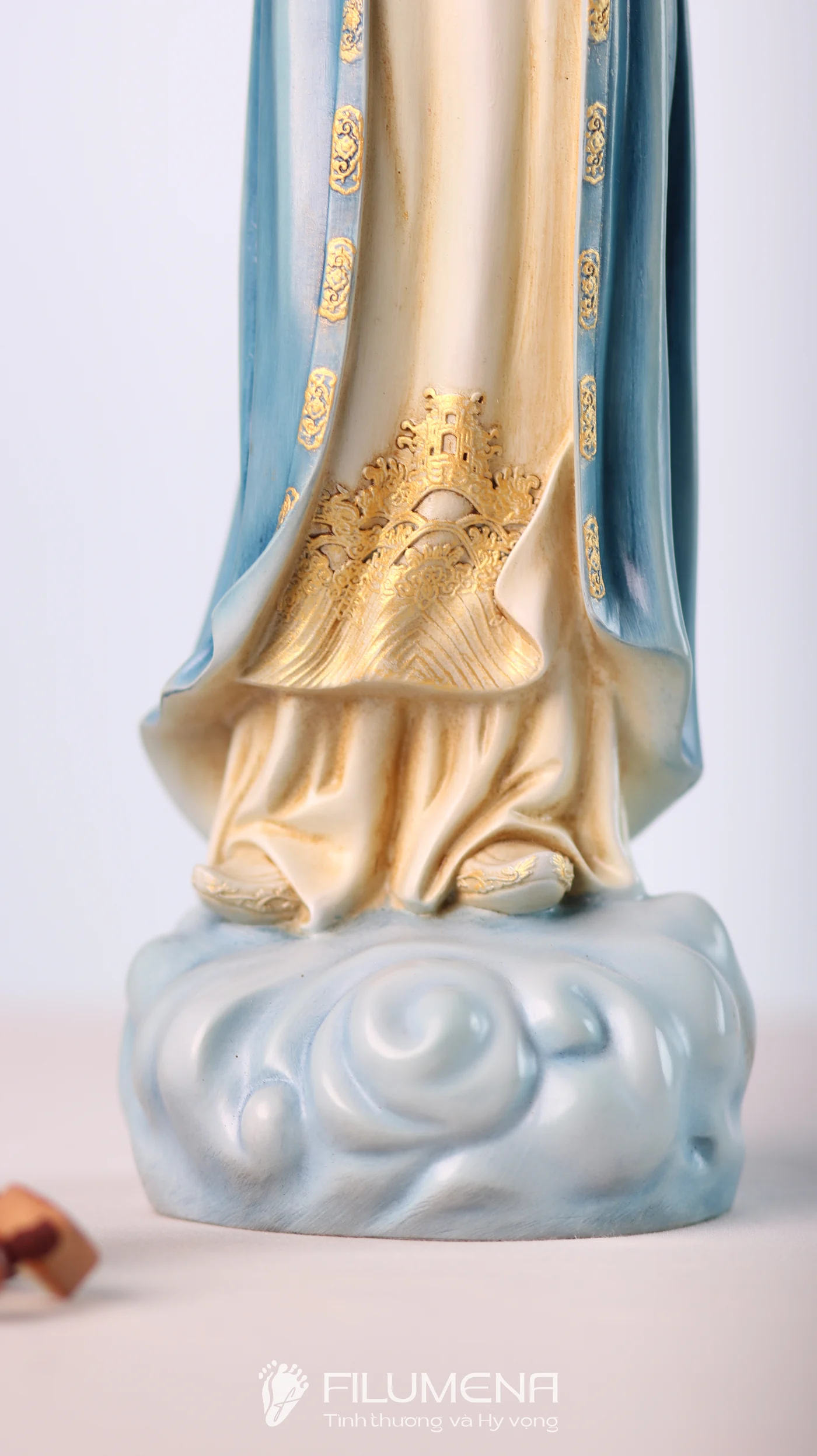 Cận cảnh hoa văn Thủy ba tam sơn và cột thủy trên tà áo dài của tượng Mẹ La Vang