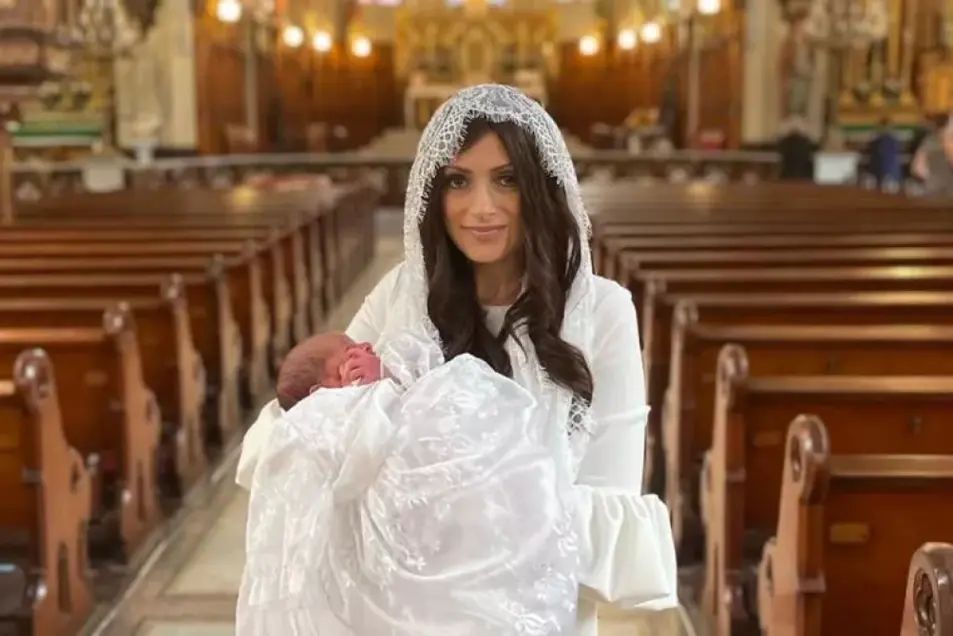 Chị Jessica Hanna ôm đứa con của mình, được sinh ra sau khi chị từ chối phá thai để điều trị căn bệnh ung thư