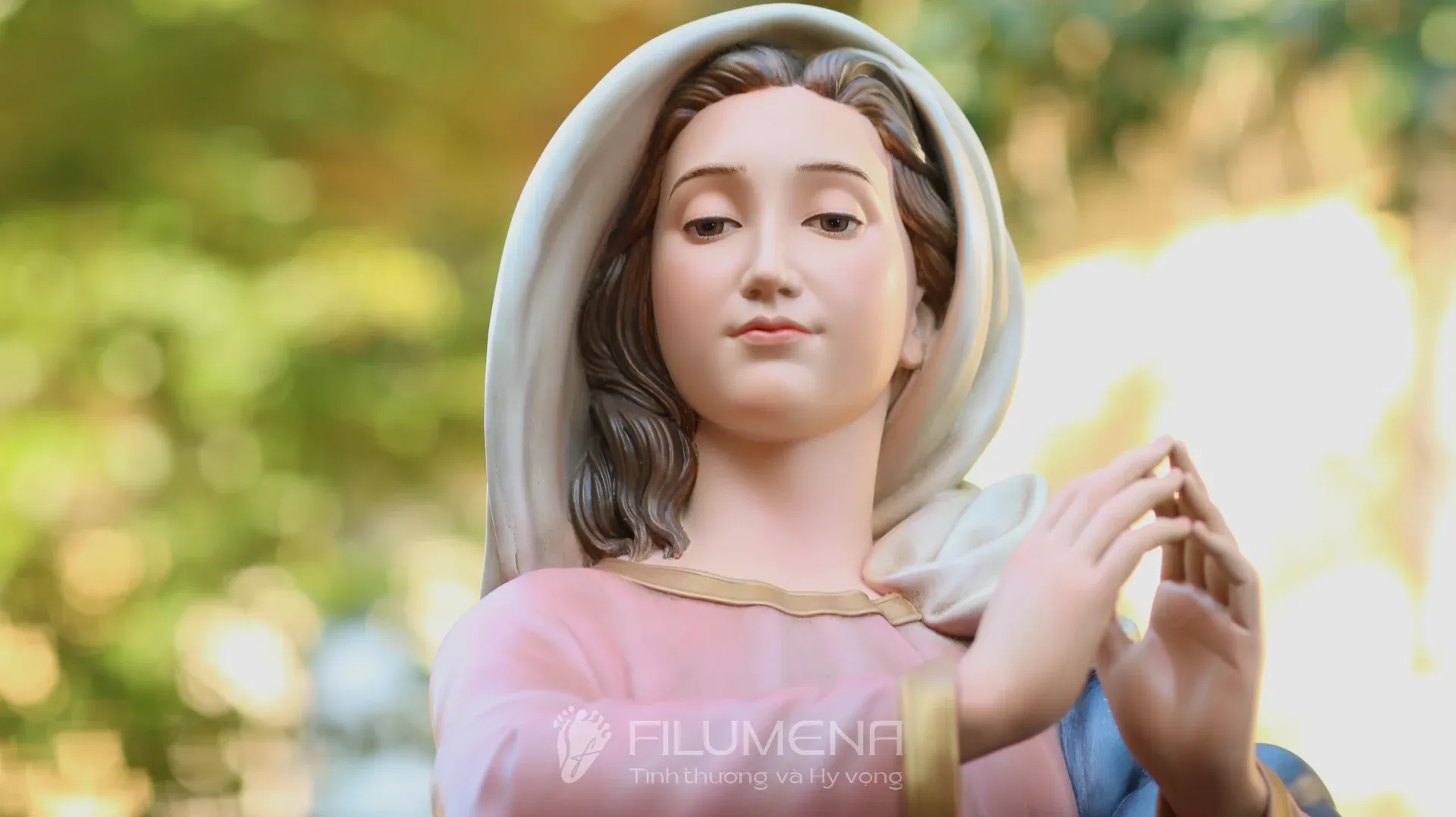 Tượng Đức Mẹ tại Phát Diệm. Tượng Công Giáo Filumena được sáng tác bởi các nghệ sĩ Filumena. Mỗi tác phẩm đều là đóng góp của quý vị cho các việc bác ái. Tượng làm bằng chất liệu bột đá tự nhiên và resin, có đủ các kích thước từ 15, 20 cm tới 1m và lớn hơn nữa.