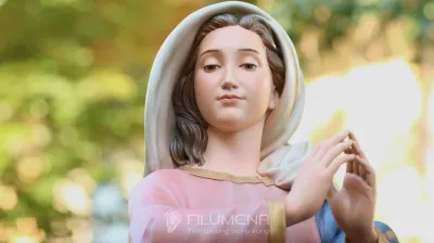 Tượng Đức Mẹ của Filumena với nền chụp giúp dễ so sánh mẫu