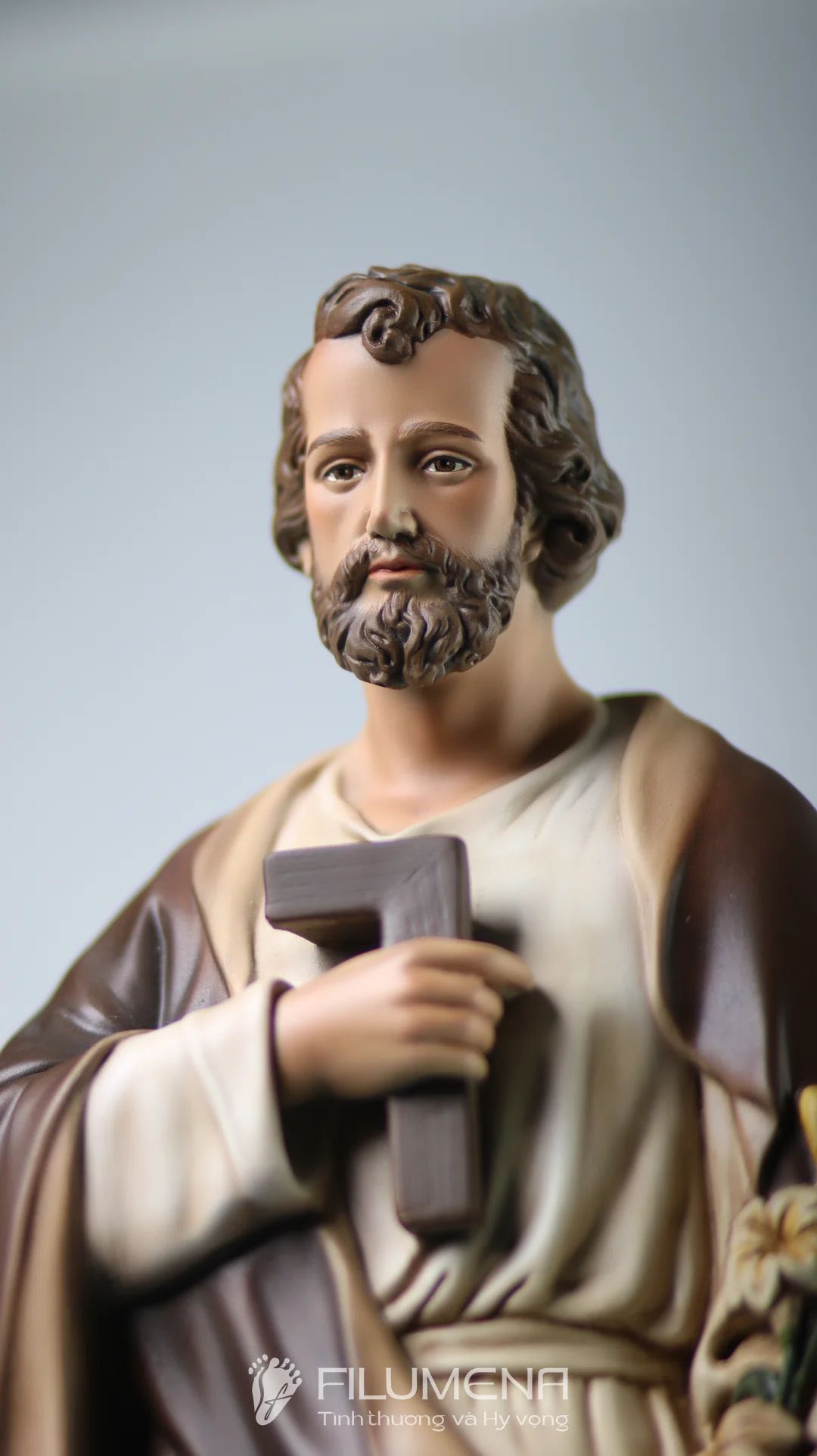 Nến và hoa trước ảnh thánh trong ngày mừng lễ bổn mạng