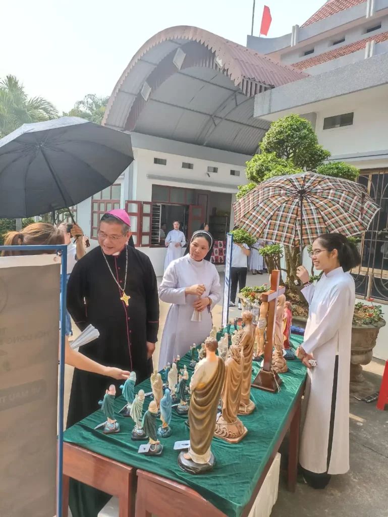 Đức Cha Tôma Aquinô Vũ Đình Hiệu tìm hiểu về việc làm bác ái của các Thỉnh sinh Hội Dòng