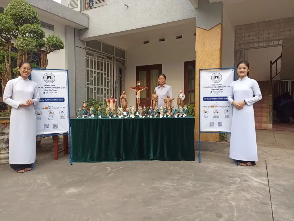 Các Thỉnh sinh Dòng Nữ Đa Minh Bùi Chu giới thiệu về việc vẽ màu tượng Công giáo để làm việc bác ái