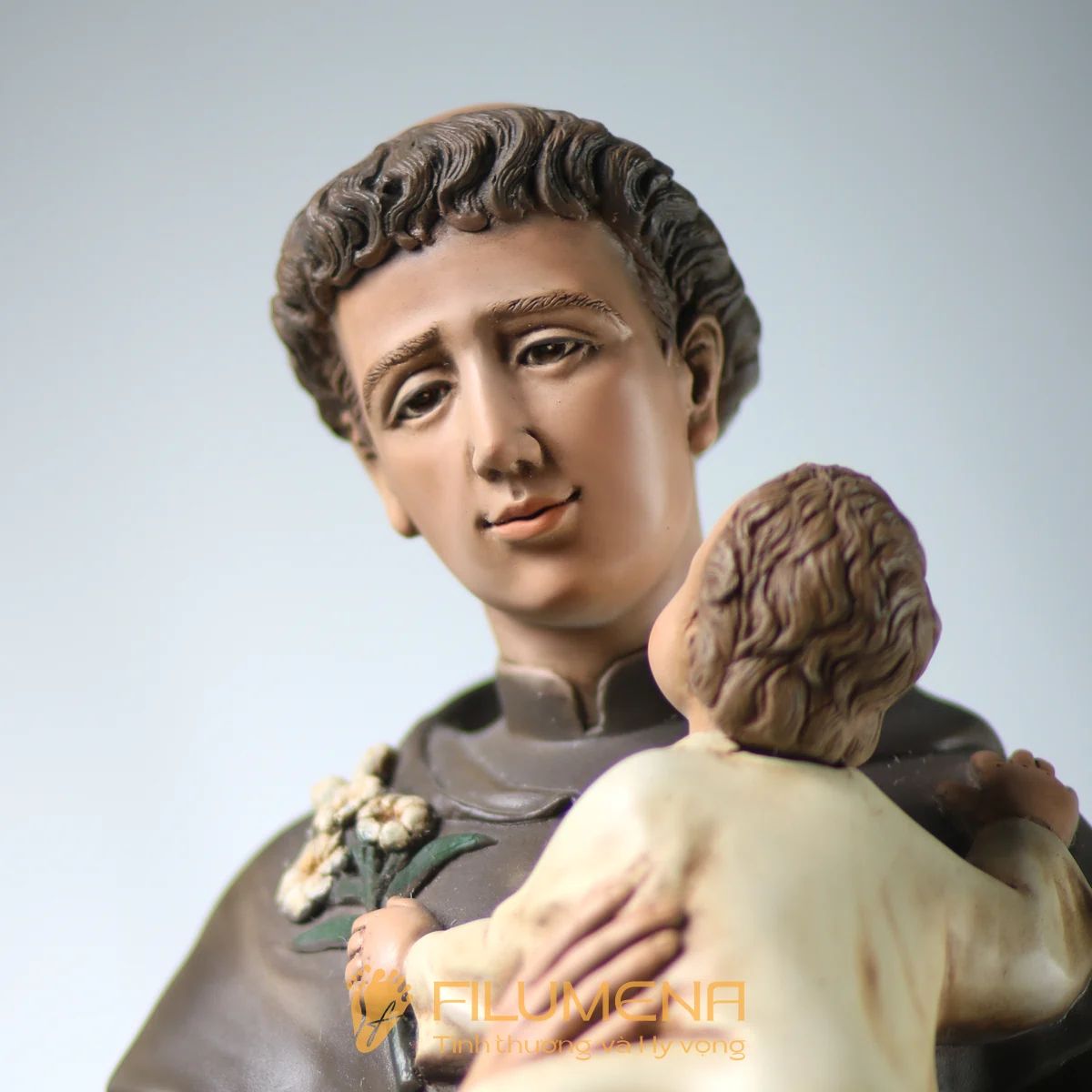 Tượng Thánh Antôn tại Đức Mẹ Núi Cúi. Tượng Công giáo Filumena là tượng của Tình thương và Hy vọng. Bản quyền các tác phẩm tượng Công giáo thuộc về Filumena Art, Cộng hòa Pháp. Filumena sáng tác và sản xuất nhiều mẫu tượng Công giáo khác như Tượng Chúa Giê-su, Tượng Chúa, Tượng Đức Mẹ Ban Ơn, Tượng Đức Mẹ Fatima, Tượng Đức Mẹ Lộ Đức