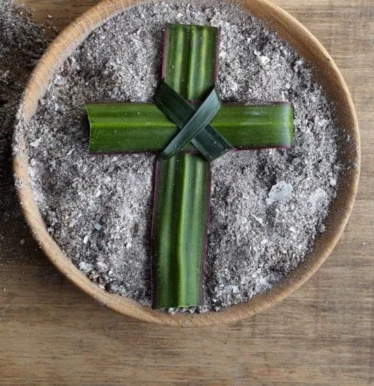 Mùa Chay: dấu tro trên trán và ánh nến mời gọi sám hối