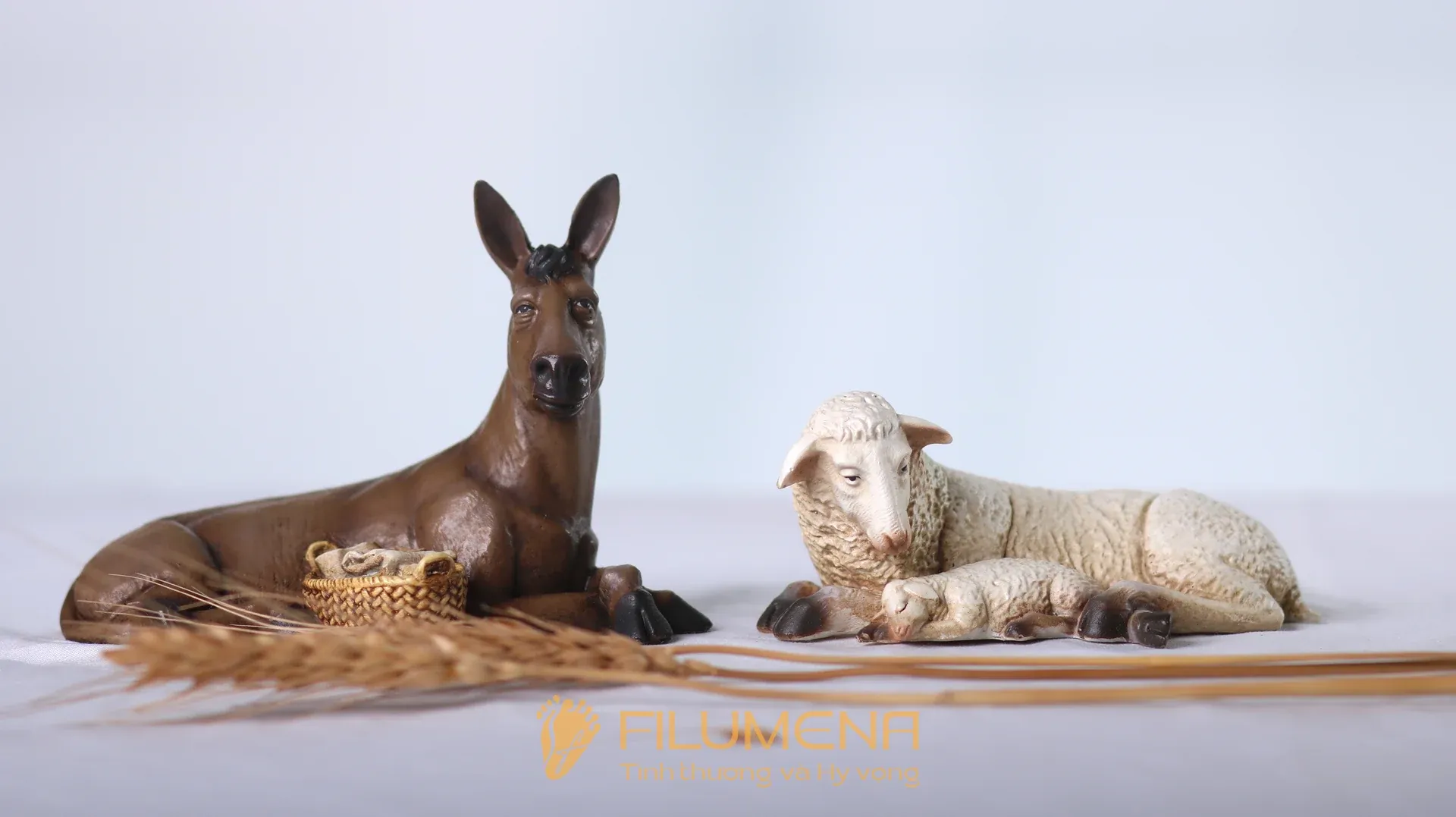 Tượng Giáng sinh mini tại Nhà thờ Chính tòa Xuân Lộc Đồng Nai. Tượng Công Giáo Filumena được sáng tác bởi các nghệ sĩ Filumena. Mỗi tác phẩm đều là đóng góp của quý vị cho các việc bác ái. Tượng làm bằng chất liệu bột đá tự nhiên và resin, có đủ các kích thước từ 15, 20 cm tới 1m và lớn hơn nữa.