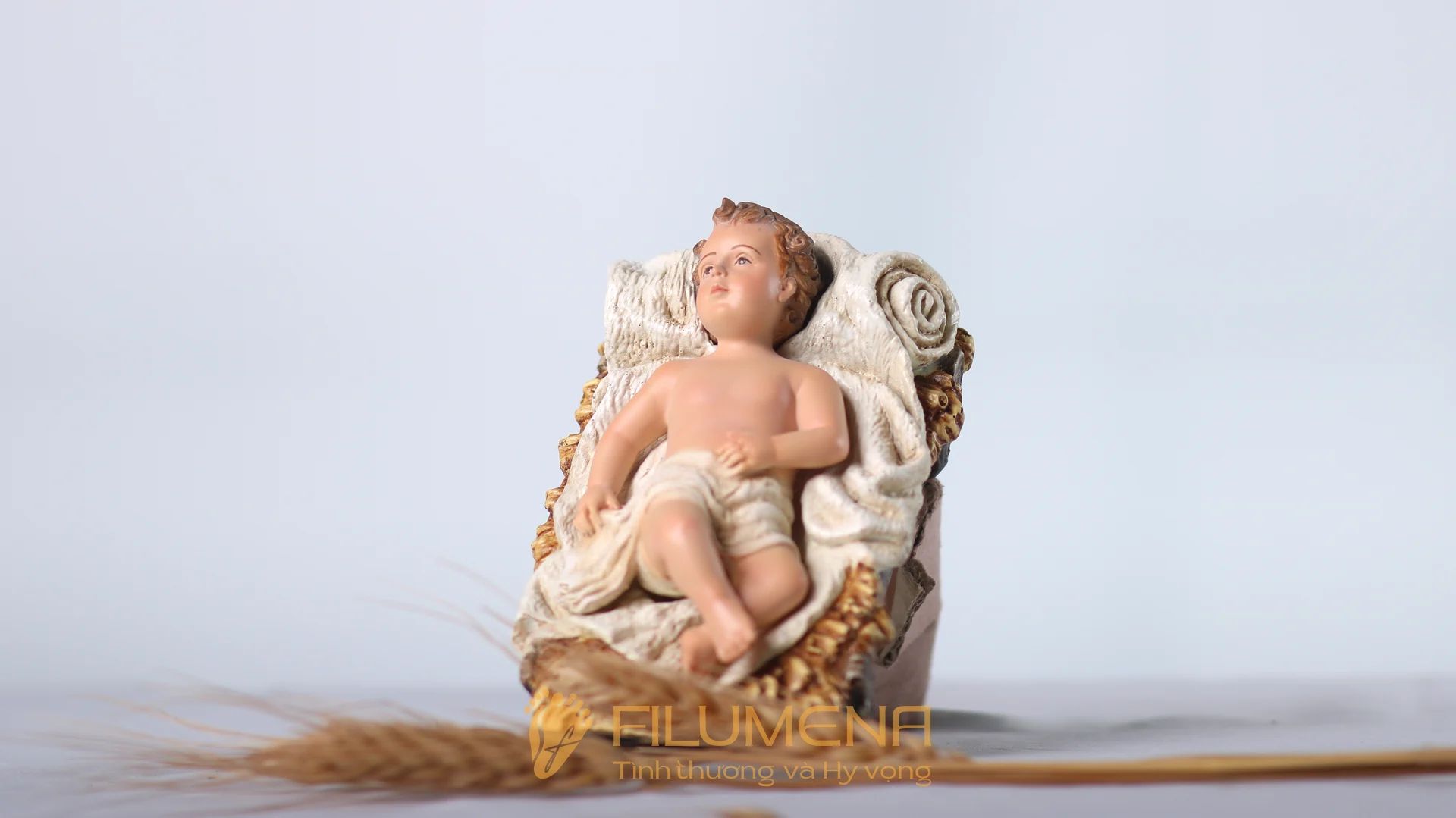 Thánh Giuse quỳ trong bộ tượng Giáng Sinh mini 20 cm