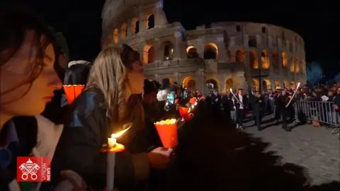 Quang cảnh buổi ngắm 14 Đàng Thánh Giá tại Roma, nhìn từ bên ngoài Colossseum 2023