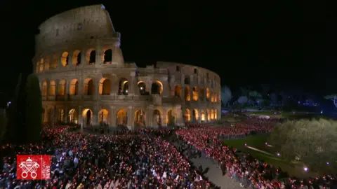 Quang cảnh buổi ngắm 14 Đàng Thánh Giá tại Roma, Colossseum 2023