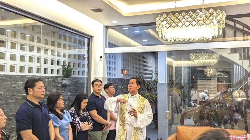 Nghi thức làm phép nhà mới với tượng Công giáo
