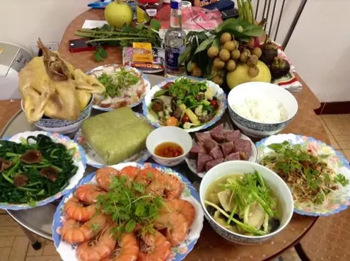 Giải đáp việc người Công giáo ăn đồ cúng trong bối cảnh văn hóa Việt Nam