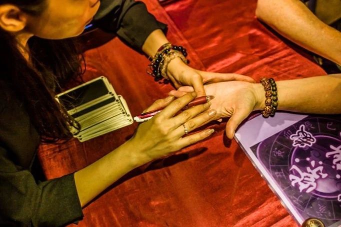 Giải đáp người Công giáo có được đi xem bói không theo Giáo lý Hội Thánh Công giáo