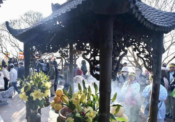 Giải đáp người Công giáo có được lạy Phật không trong bối cảnh văn hóa Việt Nam