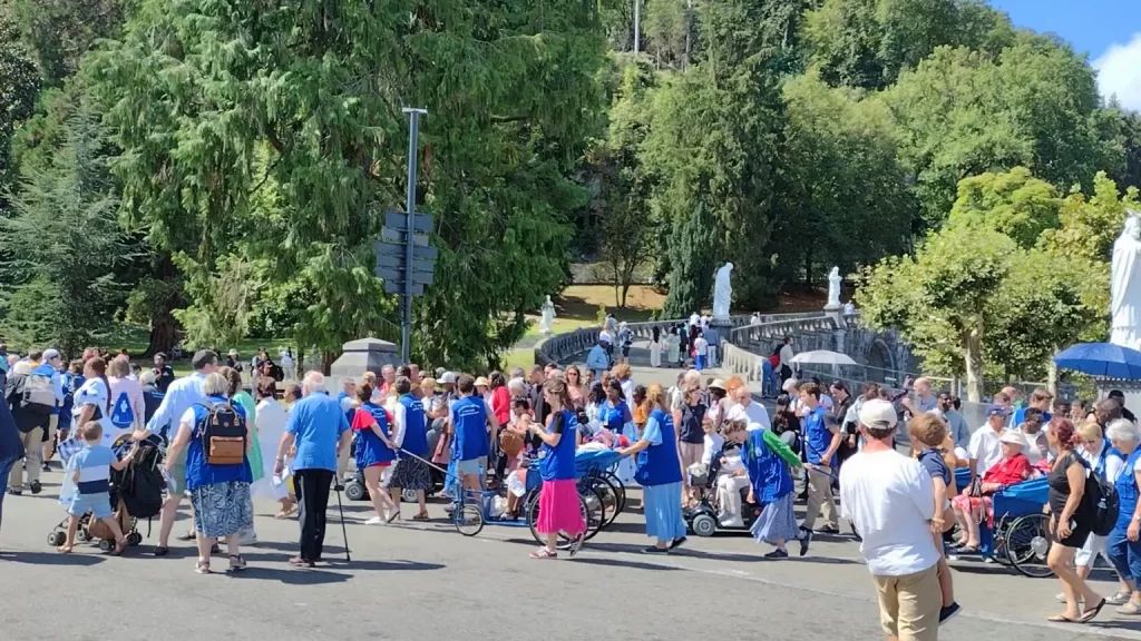 Rất nhiều người đau ốm hành hương tới Lộ Đức