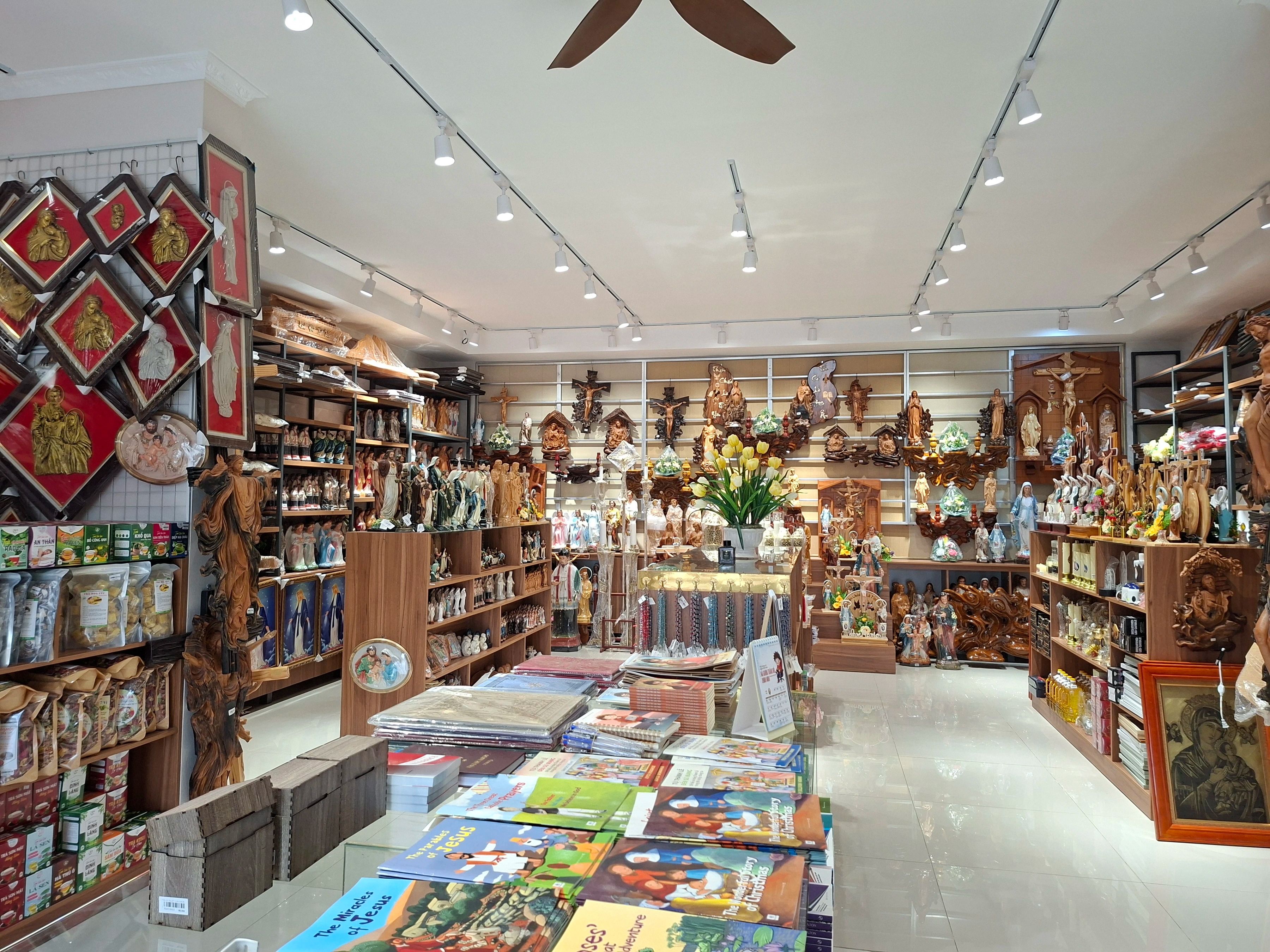 Tượng Công giáo Filumena tại Đền thánh Phêrô Lê Tùy, trung tâm hành hương Bằng Sở