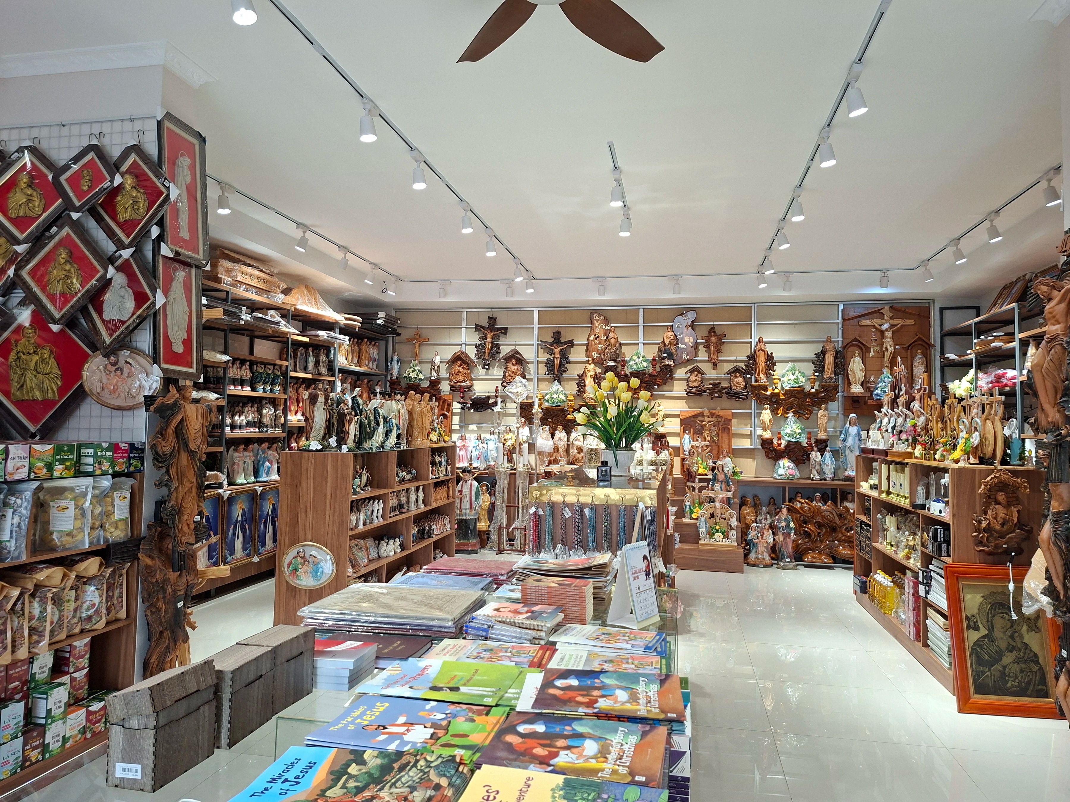 Tượng Công giáo Filumena tại Đền thánh Phêrô Lê Tùy, trung tâm hành hương Bằng Sở