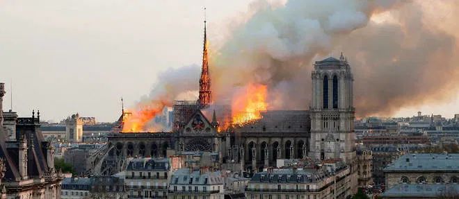Lính cứu hỏa dập lửa Nhà thờ Đức Bà Paris