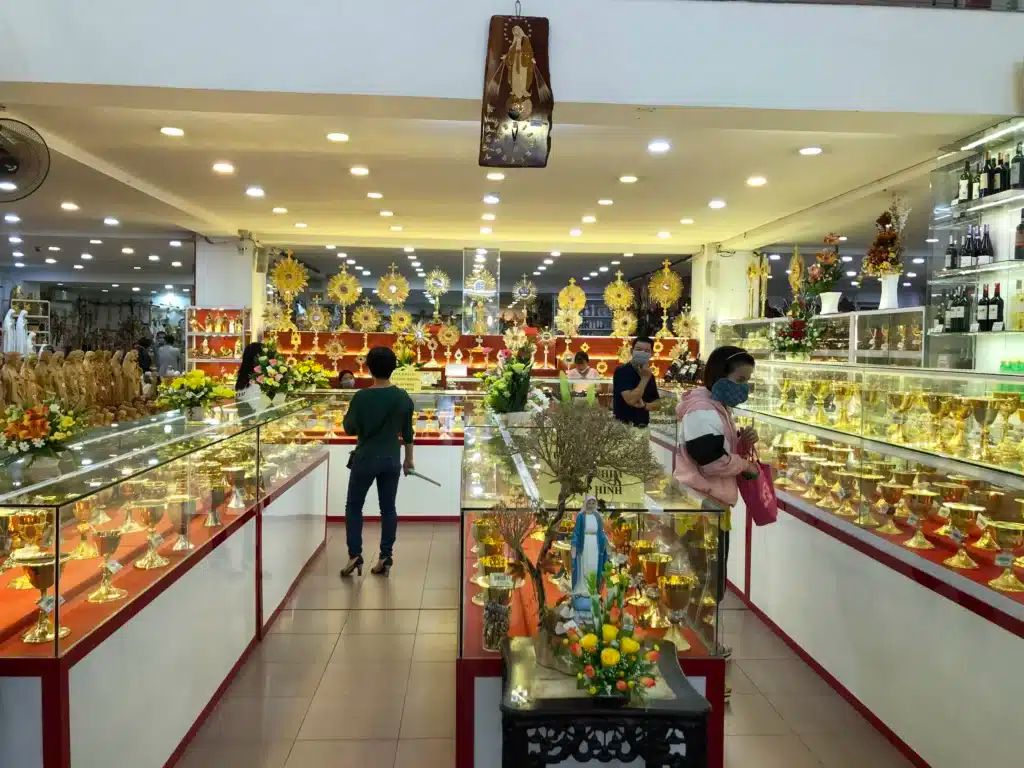 Mặt nhật, chén lễ tại Nhà sách Dòng Chúa Cứu Thế