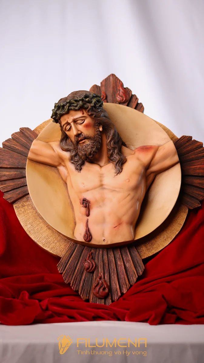 Phù điêu Chúa chịu nạn là lựa chọn gọn và trang nghiêm cho bàn thờ gia đình, đặc biệt khi cần giữ bố cục rõ ràng trên tường hoặc trong không gian nhỏ