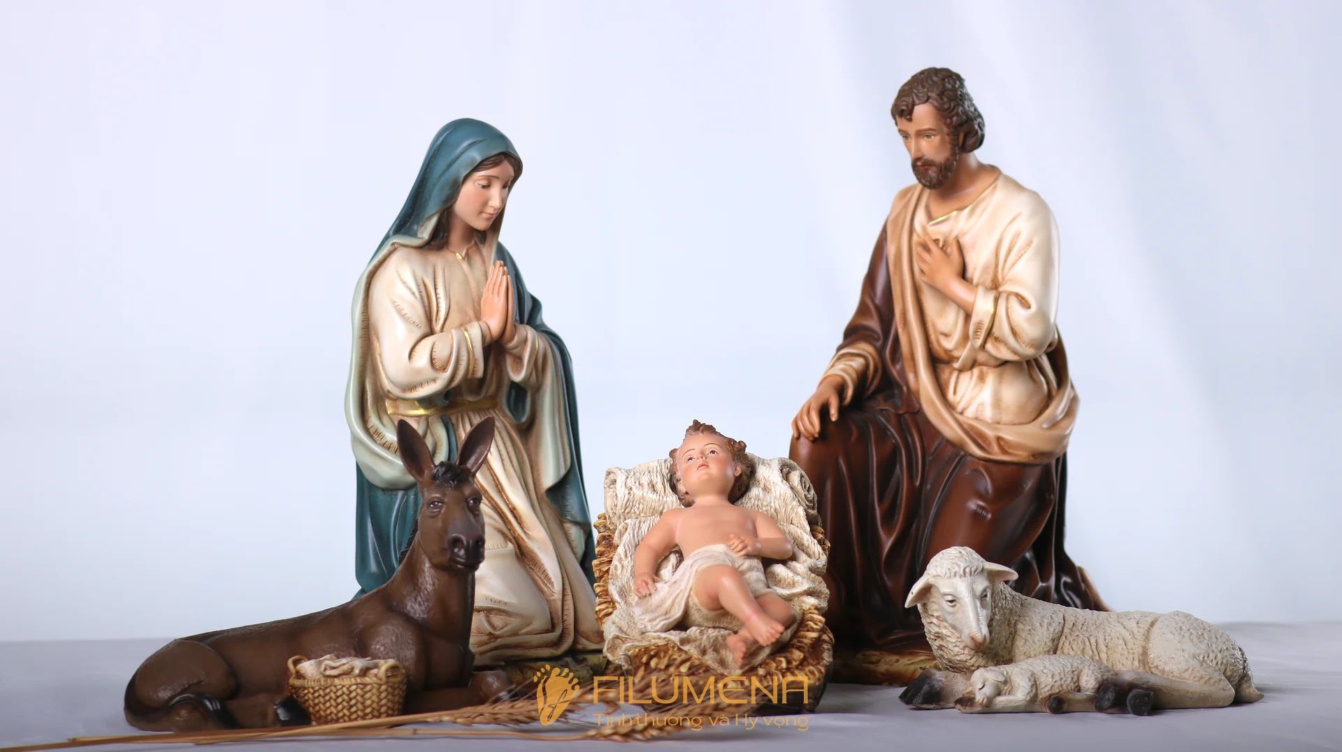 Quà Giáng Sinh mang ý nghĩa thiêng liêng với tượng Chúa Hài Đồng và bộ tượng Noel nhỏ