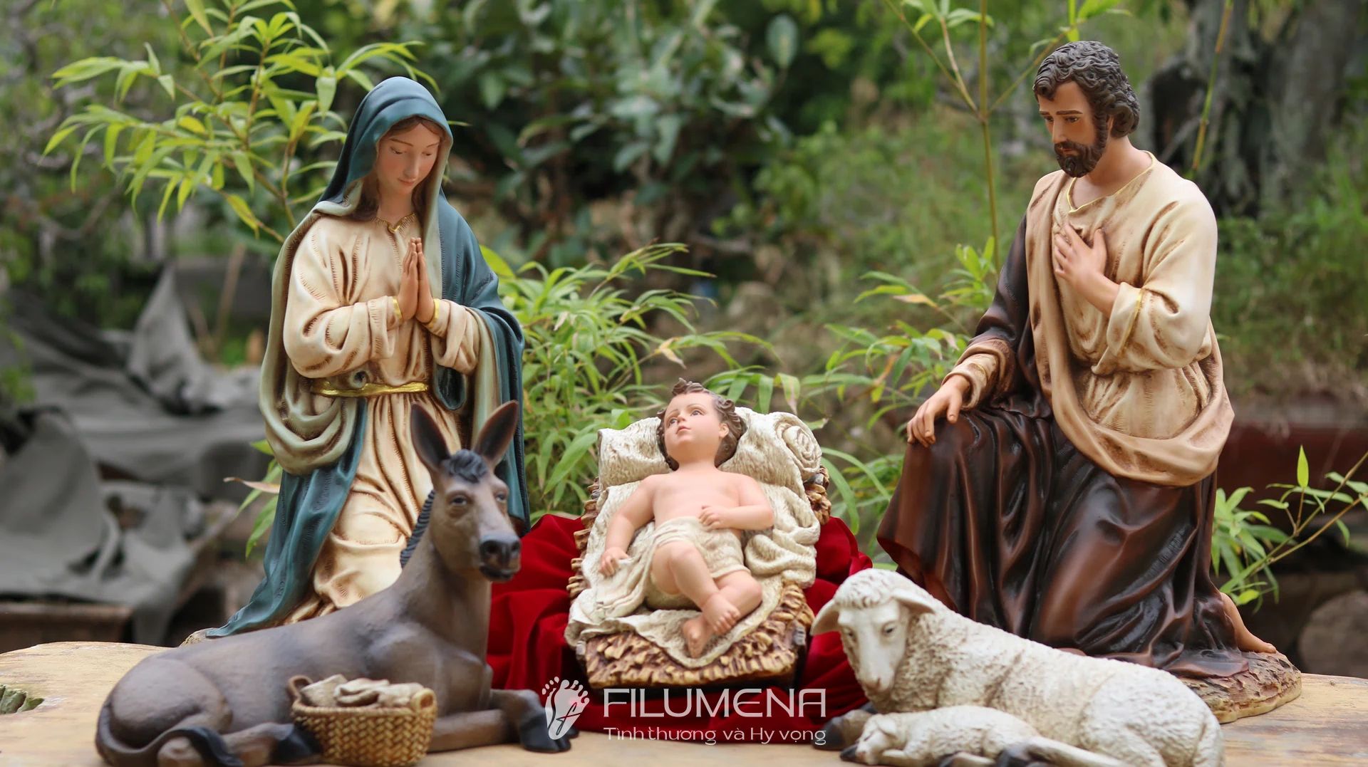 Tượng Giáng sinh tại An Giang. Tượng Công giáo Filumena là tượng của Tình thương và Hy vọng. Bản quyền các tác phẩm tượng Công giáo thuộc về Filumena Art, Cộng hòa Pháp. Filumena sáng tác và sản xuất nhiều mẫu tượng Công giáo khác như Tượng chịu nạn, Tượng công giáo mini, Tượng công giáo đẹp, Bàn thờ Chúa phòng khách, Bàn thờ Công giáo phòng khách
