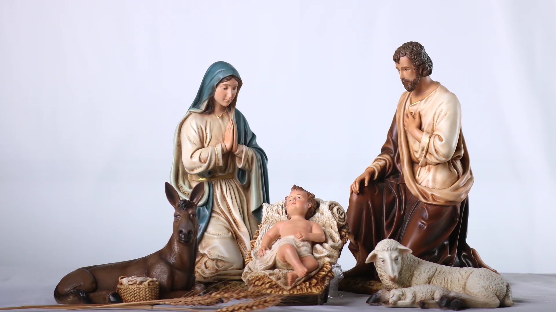 Quà Noel mang ý nghĩa tinh thần với tượng Giáng Sinh và tượng Chúa Hài Đồng