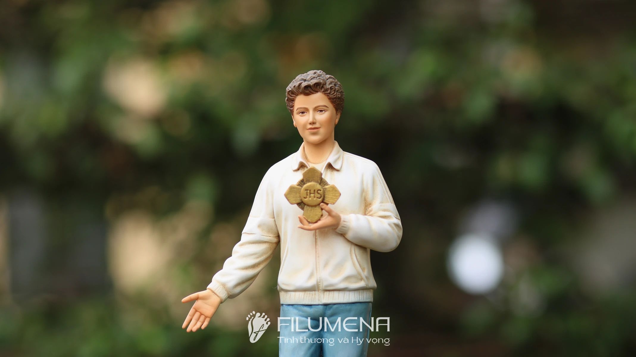 Tượng Thánh Acutis do Filumena sáng tác và hoàn thiện thủ công, nhấn mạnh sự thánh thiện đời thường và lòng yêu mến Thánh Thể.