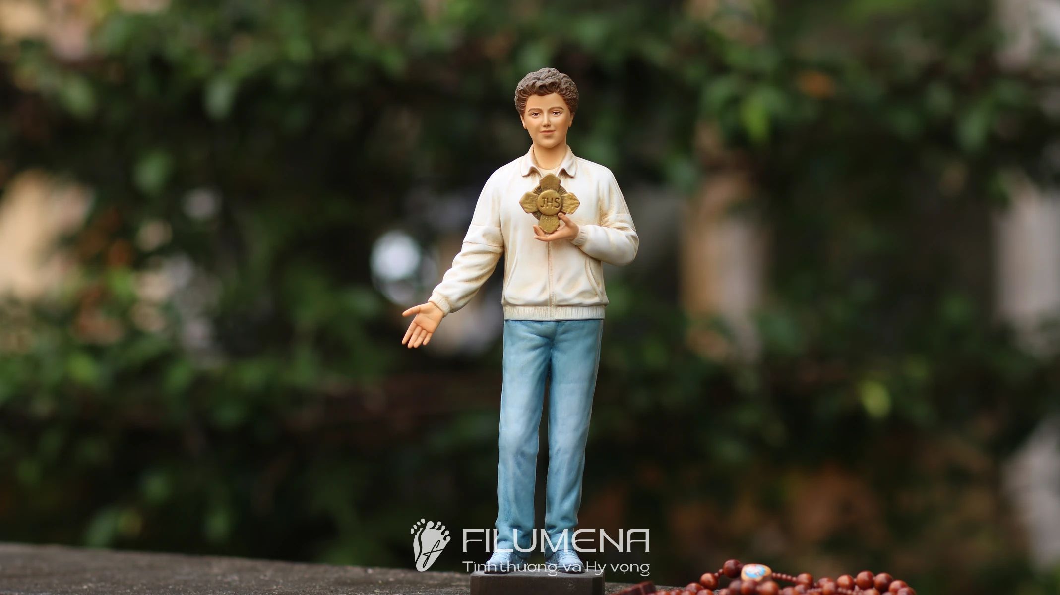 Tượng Thánh Carlo Acutis 25 cm màu sáng