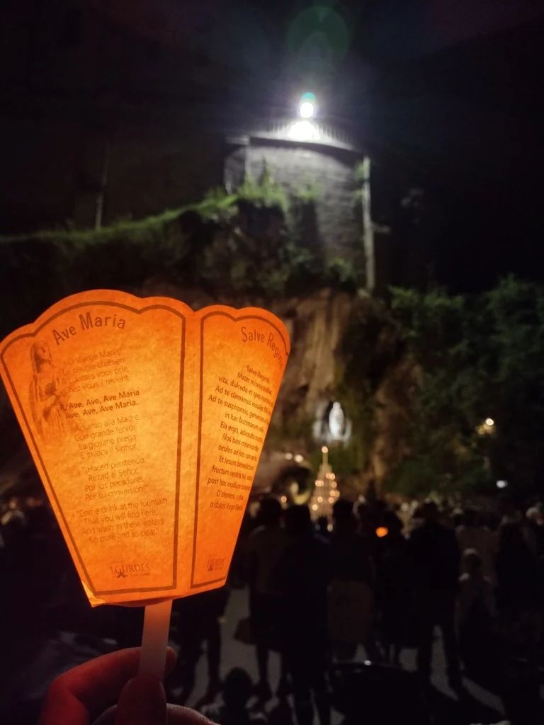 Rước nến Đức Mẹ Lộ Đức