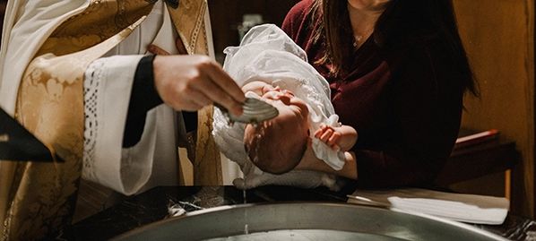 Sách Kinh Thánh đặt cạnh một tấm thẻ ghi tên thánh và ngày lễ bổn mạng