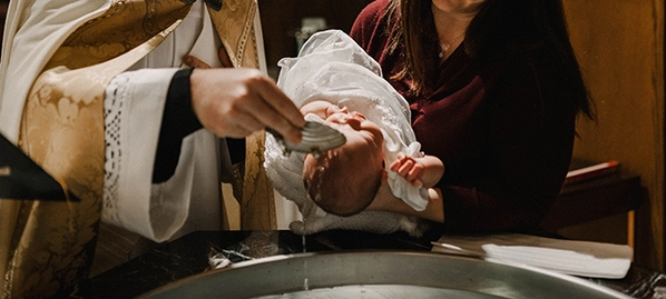 Sách Kinh Thánh đặt cạnh một tấm thẻ ghi tên thánh và ngày lễ bổn mạng