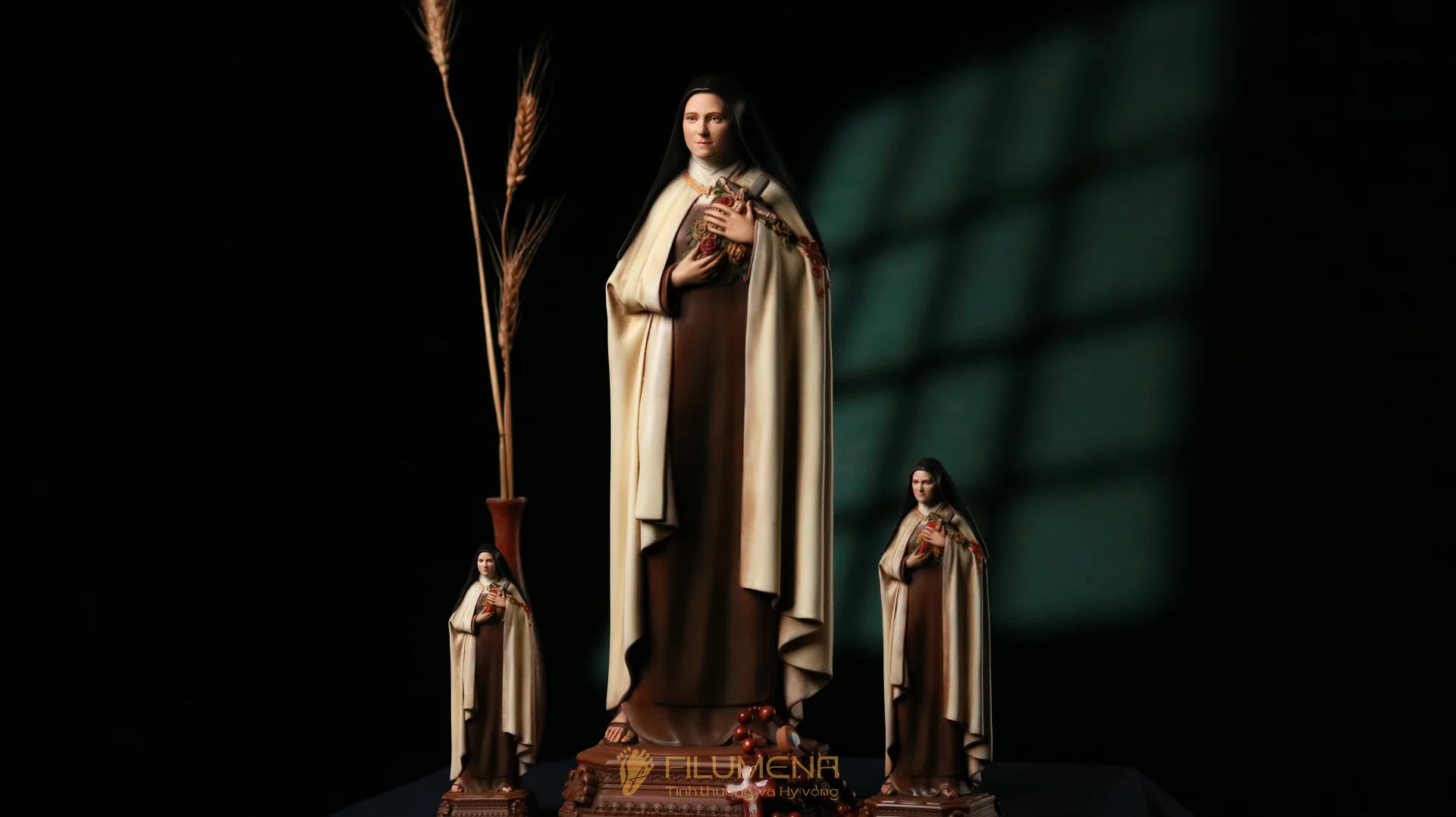 Cuốn sổ ghi tên thánh nữ đặt cạnh tràng hạt Mân Côi