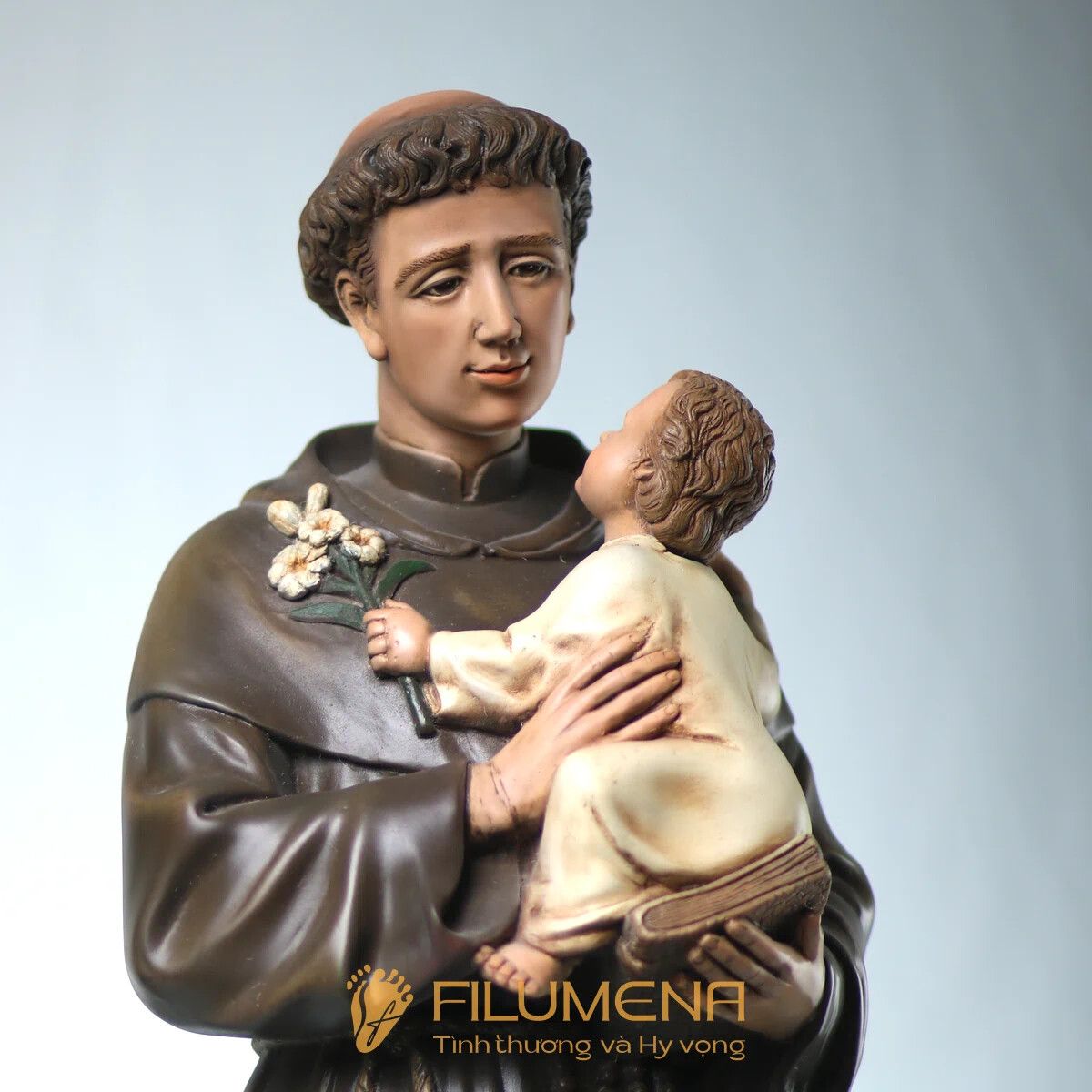 Tượng Thánh Antôn tại Nhà sách Nhà thờ lớn Hà Nội. Tượng Công giáo Filumena là tượng của Tình thương và Hy vọng. Bản quyền các tác phẩm tượng Công giáo thuộc về Filumena Art, Cộng hòa Pháp. Filumena sáng tác và sản xuất nhiều mẫu tượng Công giáo khác như Tượng Chúa Giê-su, Tượng Chúa, Tượng Đức Mẹ Ban Ơn, Tượng Đức Mẹ Fatima, Tượng Đức Mẹ Lộ Đức