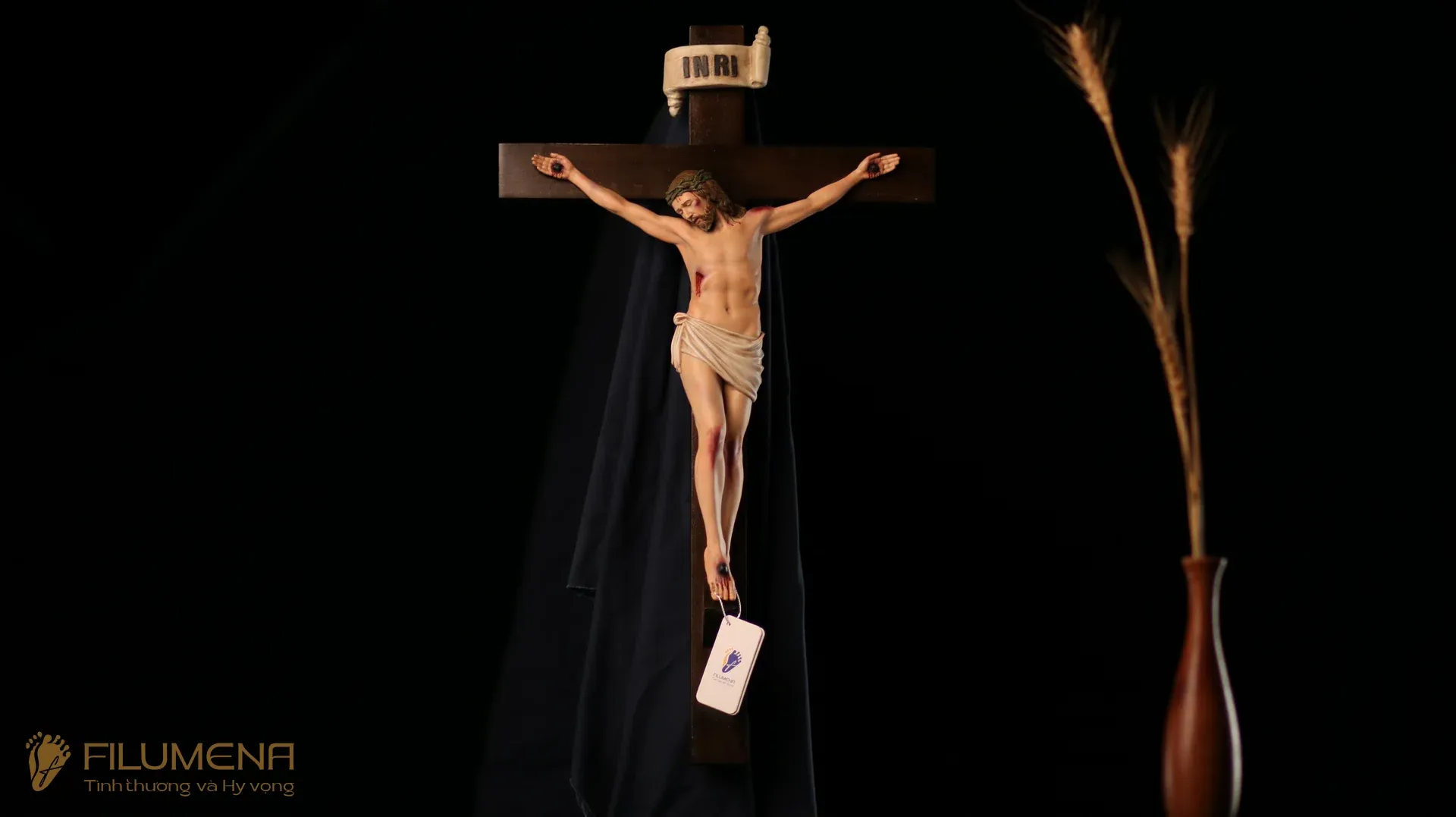 Tượng chịu nạn tại Nhà sách Dòng Mến Thánh Giá Hà Nội. Tượng Công Giáo Filumena được sáng tác bởi các nghệ sĩ Filumena. Mỗi tác phẩm đều là đóng góp của quý vị cho các việc bác ái. Tượng làm bằng chất liệu bột đá tự nhiên và resin, có đủ các kích thước từ 15, 20 cm tới 1m và lớn hơn nữa.