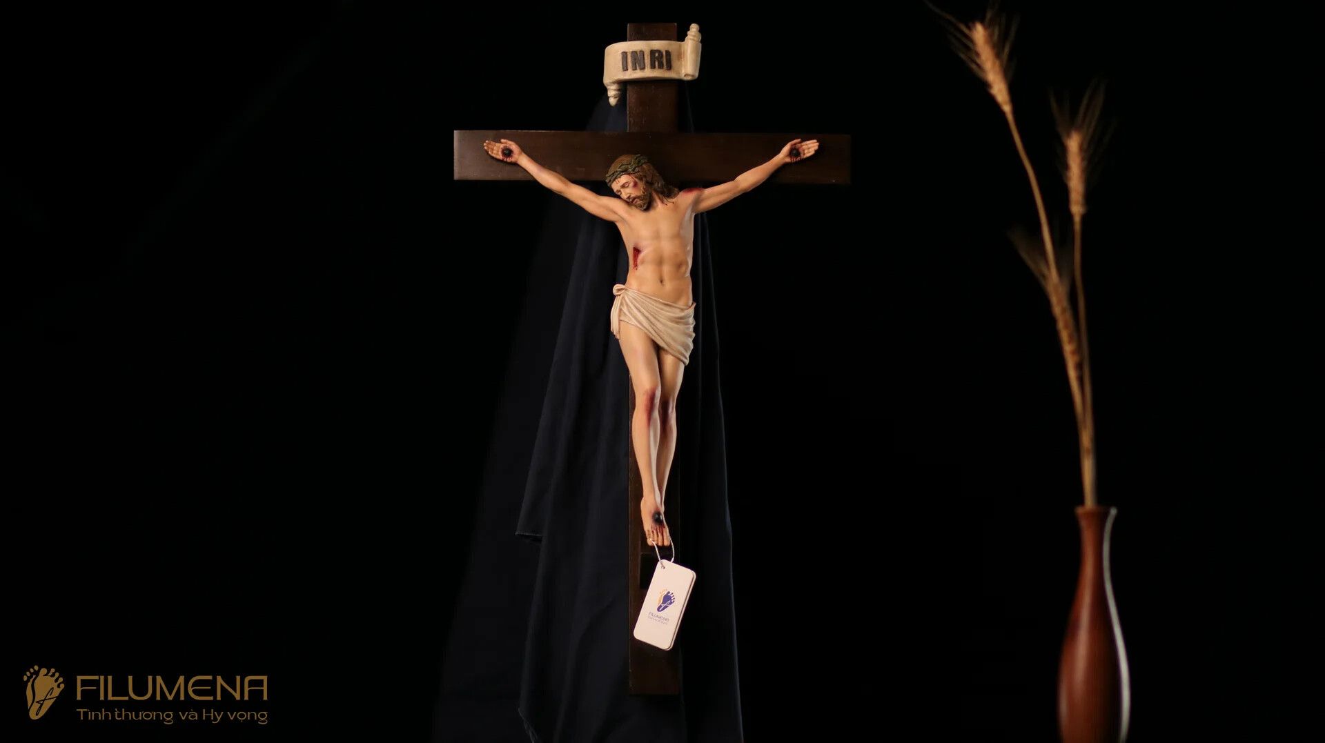 Tượng chịu nạn tại Đền thánh Martino Hố Nai. Tượng Công giáo Filumena là tượng của Tình thương và Hy vọng. Bản quyền các tác phẩm tượng Công giáo thuộc về Filumena Art, Cộng hòa Pháp. Filumena sáng tác và sản xuất nhiều mẫu tượng Công giáo khác như Bàn thờ Công giáo phòng khách, Bàn thờ Chúa phòng khách, Tượng công giáo đẹp, Tượng công giáo mini, Tượng chuộc tội
