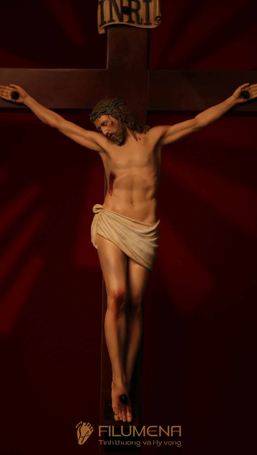 Thánh giá đặt trên bàn thờ với ánh nến ấm