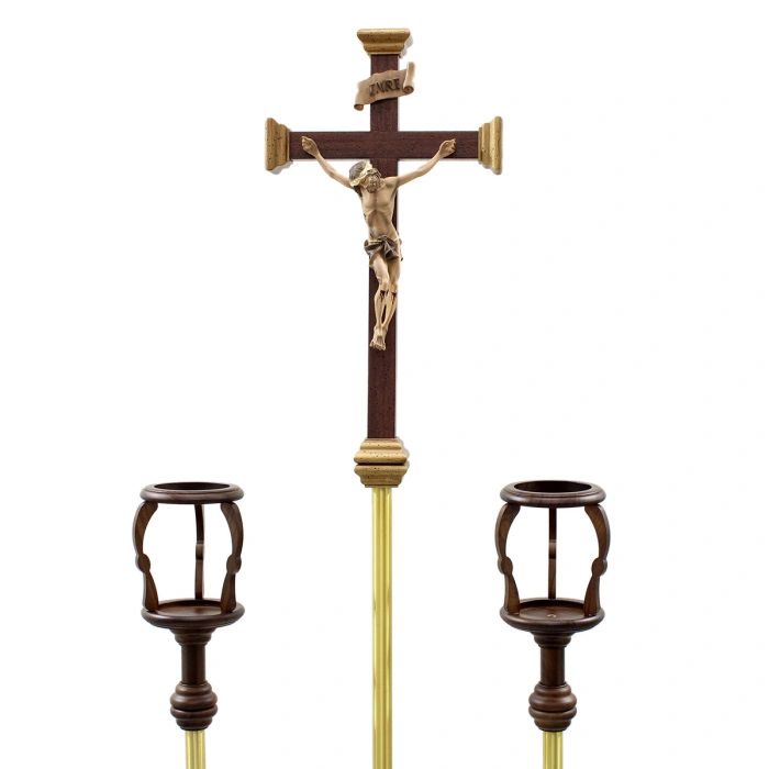 Thánh giá nến cao được rước đầu đoàn trong Thánh Lễ