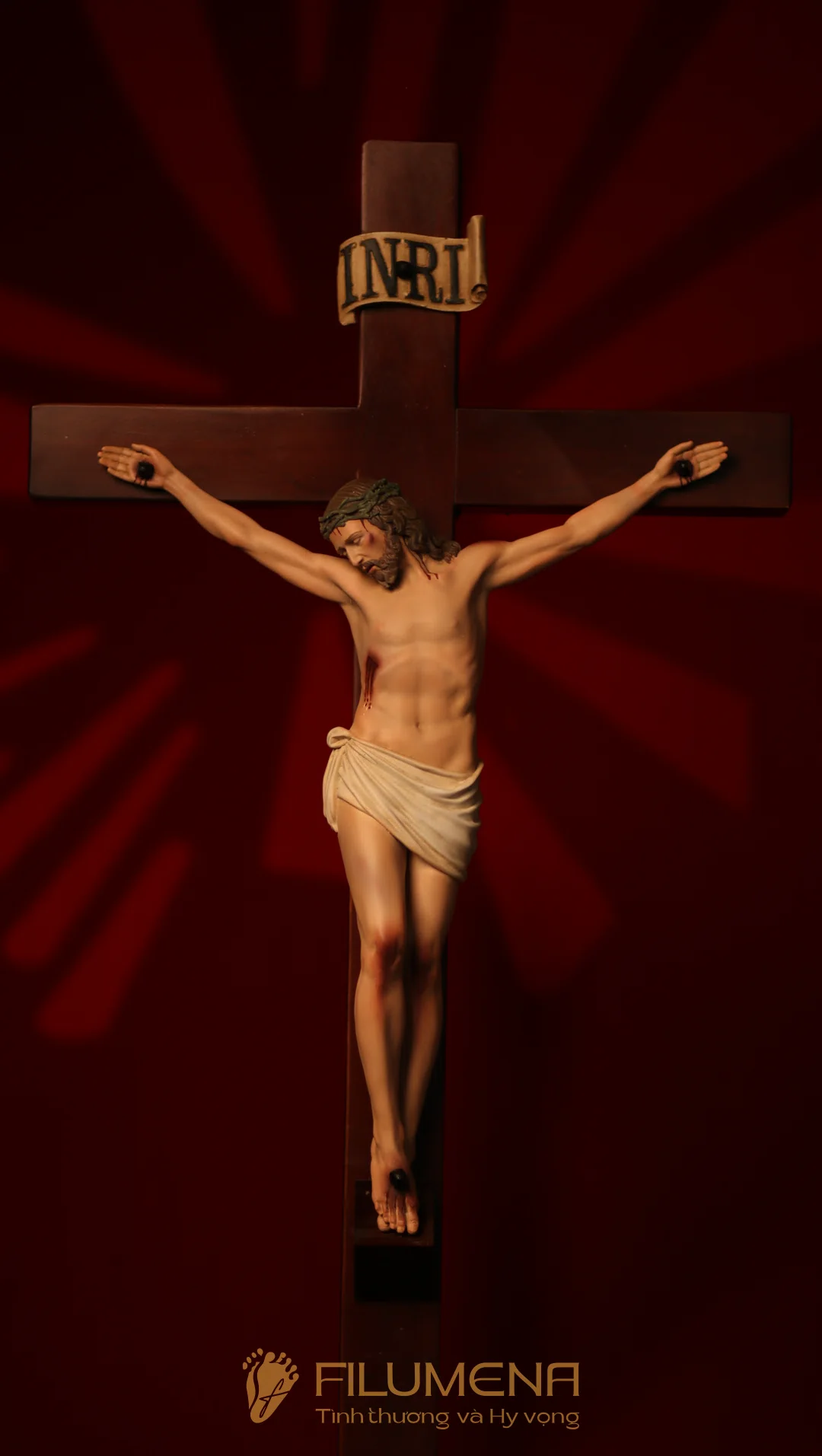 Crucifix đặt trên sách Kinh Thánh với ánh nến ấm