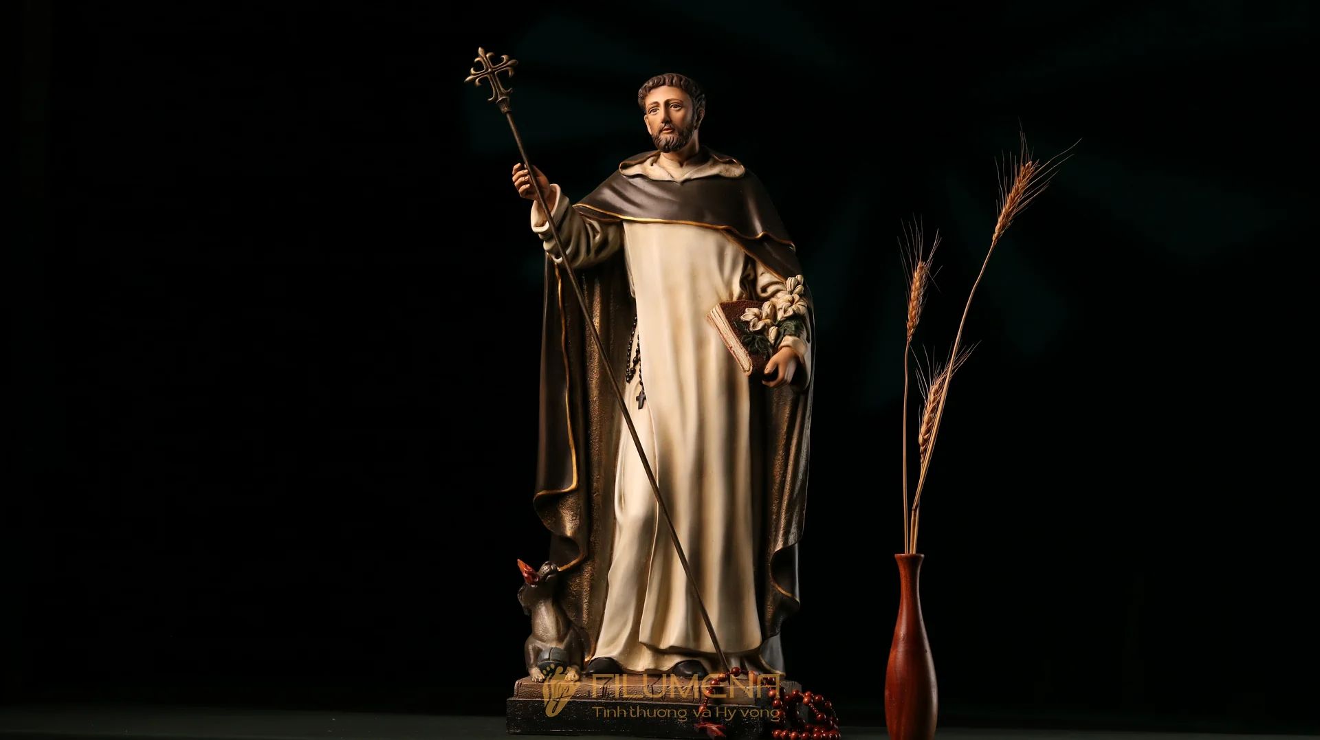 Ảnh tượng một vị thánh đặt trên bàn thờ trong ngày mừng lễ quan thầy