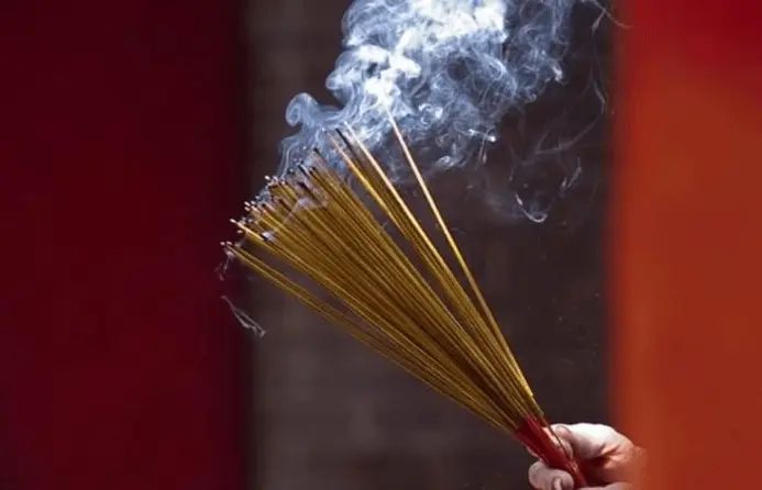 Giải đáp theo đạo Thiên Chúa có được thờ ông bà không theo Đức Tin Công giáo