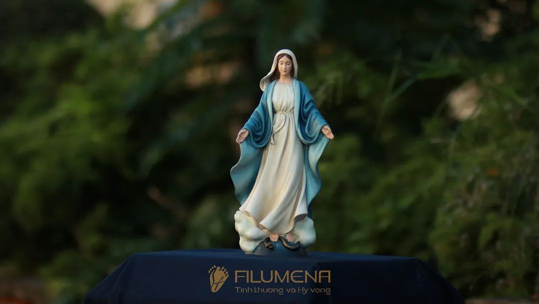 Tượng Đức Mẹ tại Sài Gòn. Tượng Công giáo Filumena là tượng của Tình thương và Hy vọng. Bản quyền các tác phẩm tượng Công giáo thuộc về Filumena Art, Cộng hòa Pháp. Filumena sáng tác và sản xuất nhiều mẫu tượng Công giáo khác như Bàn thờ Chúa và gia tiên, Bàn thờ Công giáo, Bàn thờ Công giáo, Tượng Đức Mẹ để xe ô tô, Tượng Đức Mẹ để xe hơi