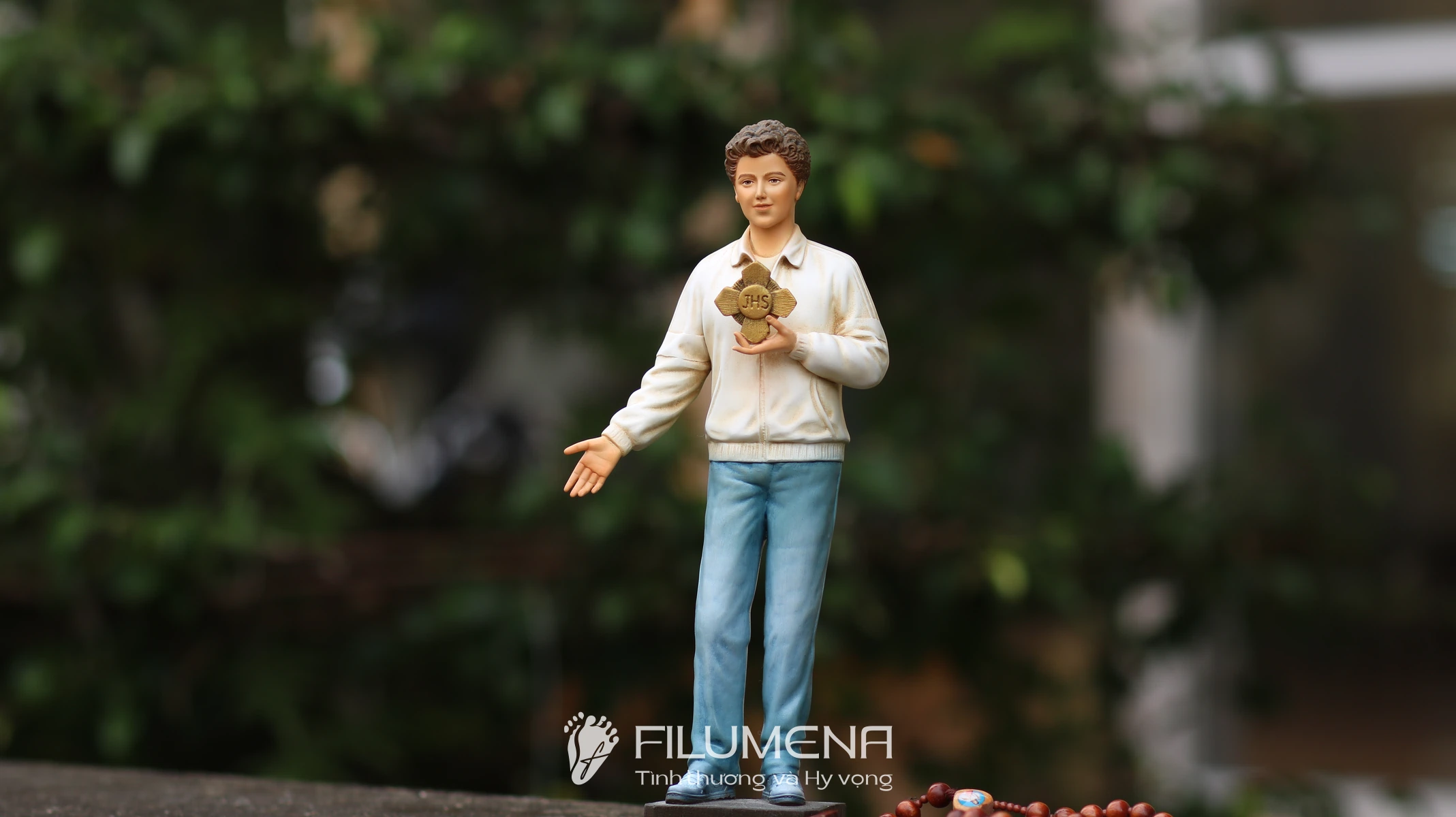 Tượng Thánh Carlo Acutis phong cách hiện đại với giày thể thao, quần jean và áo thể thao
