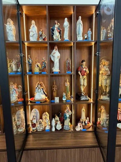 Bộ sưu tập của Cha Giuse Nguyễn Hồng Ánh gợi ý cách trưng bày tượng Công giáo theo nhóm, có nhãn tên và đủ khoảng nhìn cho người xem.