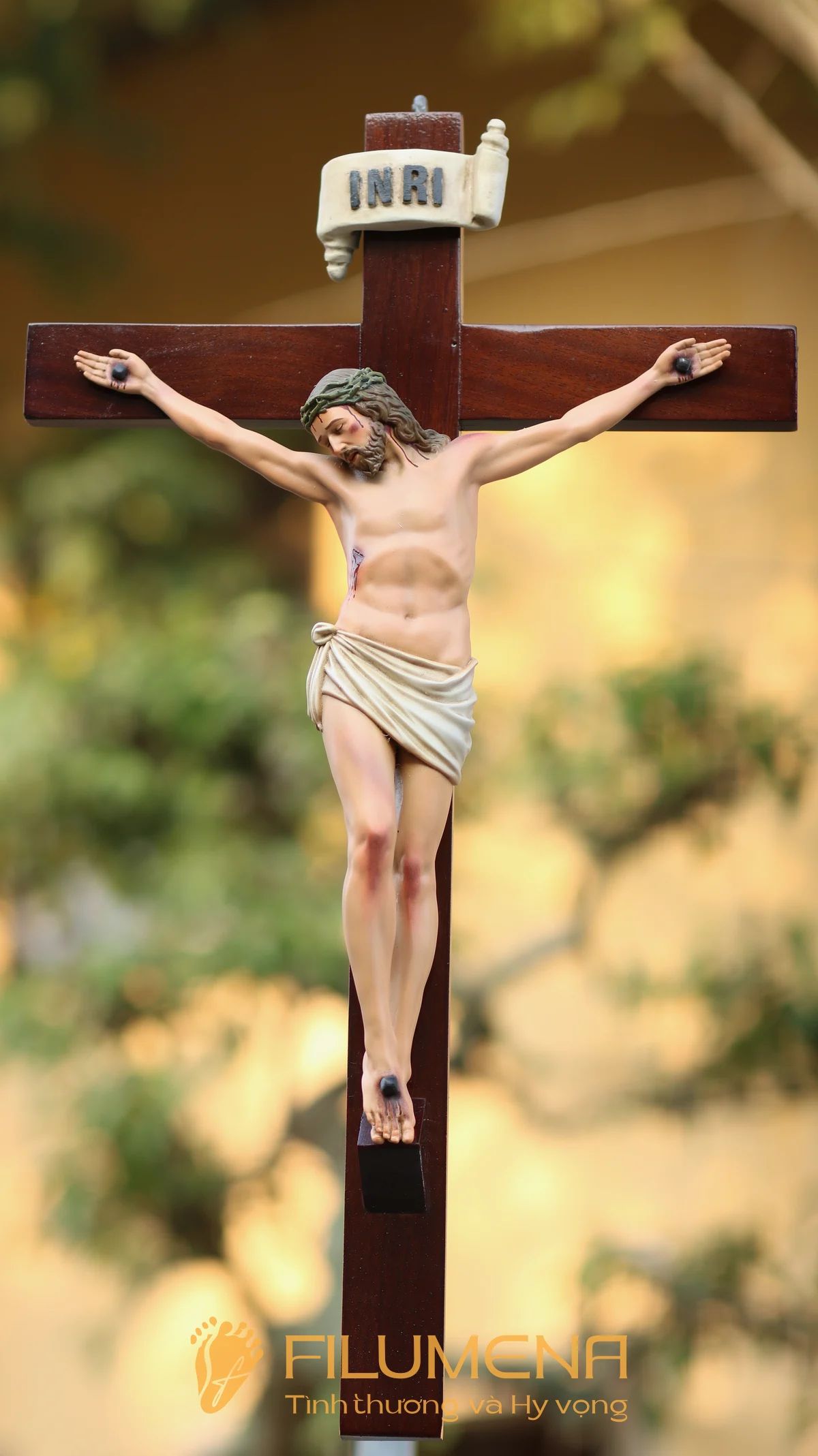 Thánh giá gỗ với tượng Chúa chịu nạn trong không gian cầu nguyện gia đình