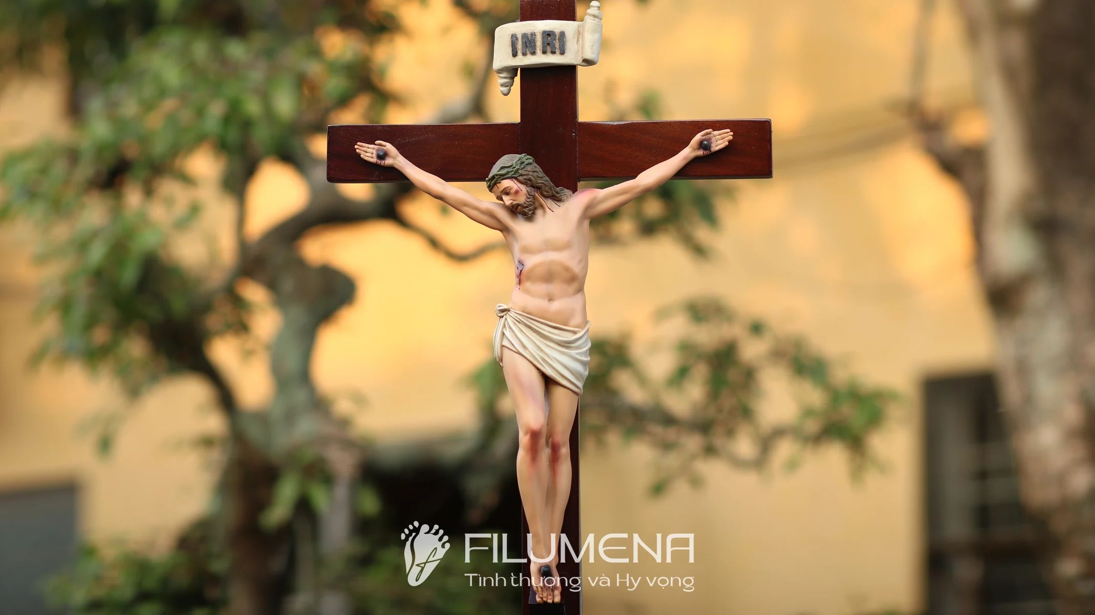 Tượng Chúa chịu nạn cao 20 cm, 30 bằng bột đá - Thánh giá gỗ