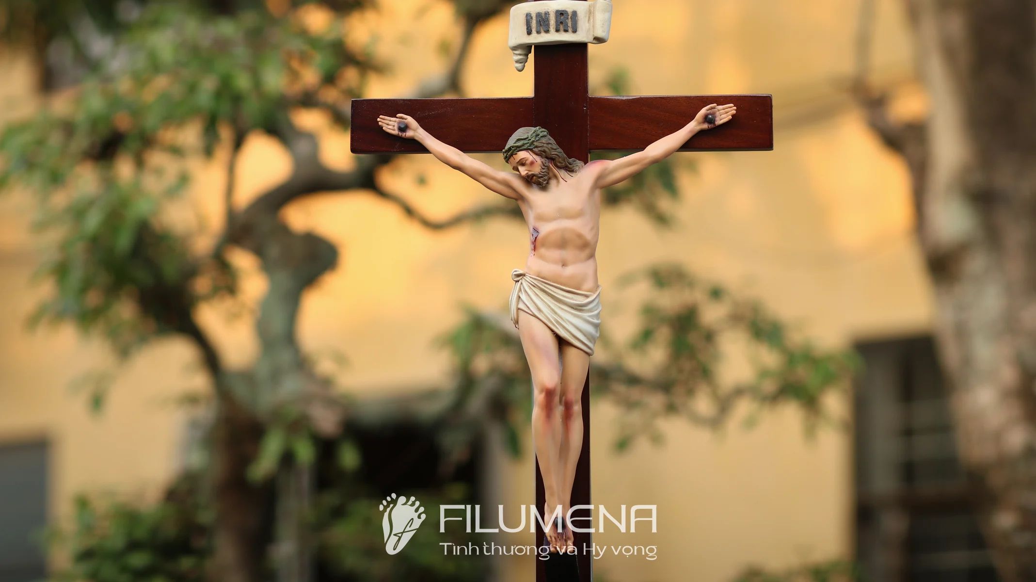 Tượng Chúa chịu nạn cao 20 cm, 30 bằng bột đá - Thánh giá gỗ