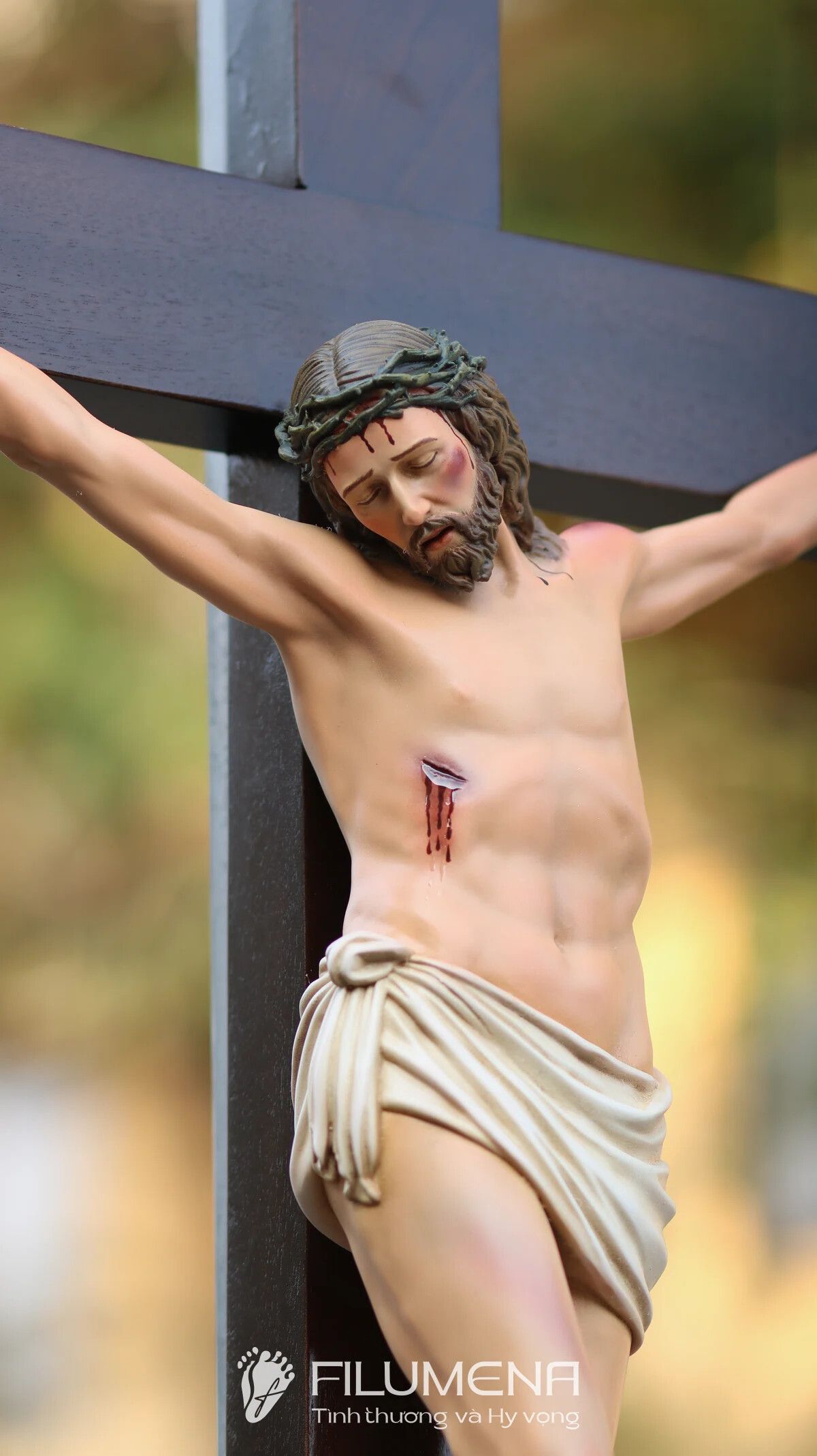 Bàn thờ Chúa phòng khách tại Nhà sách Dòng Mến Thánh Giá Hà Nội. Tượng Công giáo Filumena là tượng của Tình thương và Hy vọng. Bản quyền các tác phẩm tượng Công giáo thuộc về Filumena Art, Cộng hòa Pháp. Filumena sáng tác và sản xuất nhiều mẫu tượng Công giáo khác như Tượng công giáo mini, Tượng chuộc tội, Tượng chịu nạn, Tượng Chúa Giê-su, Tượng Chúa