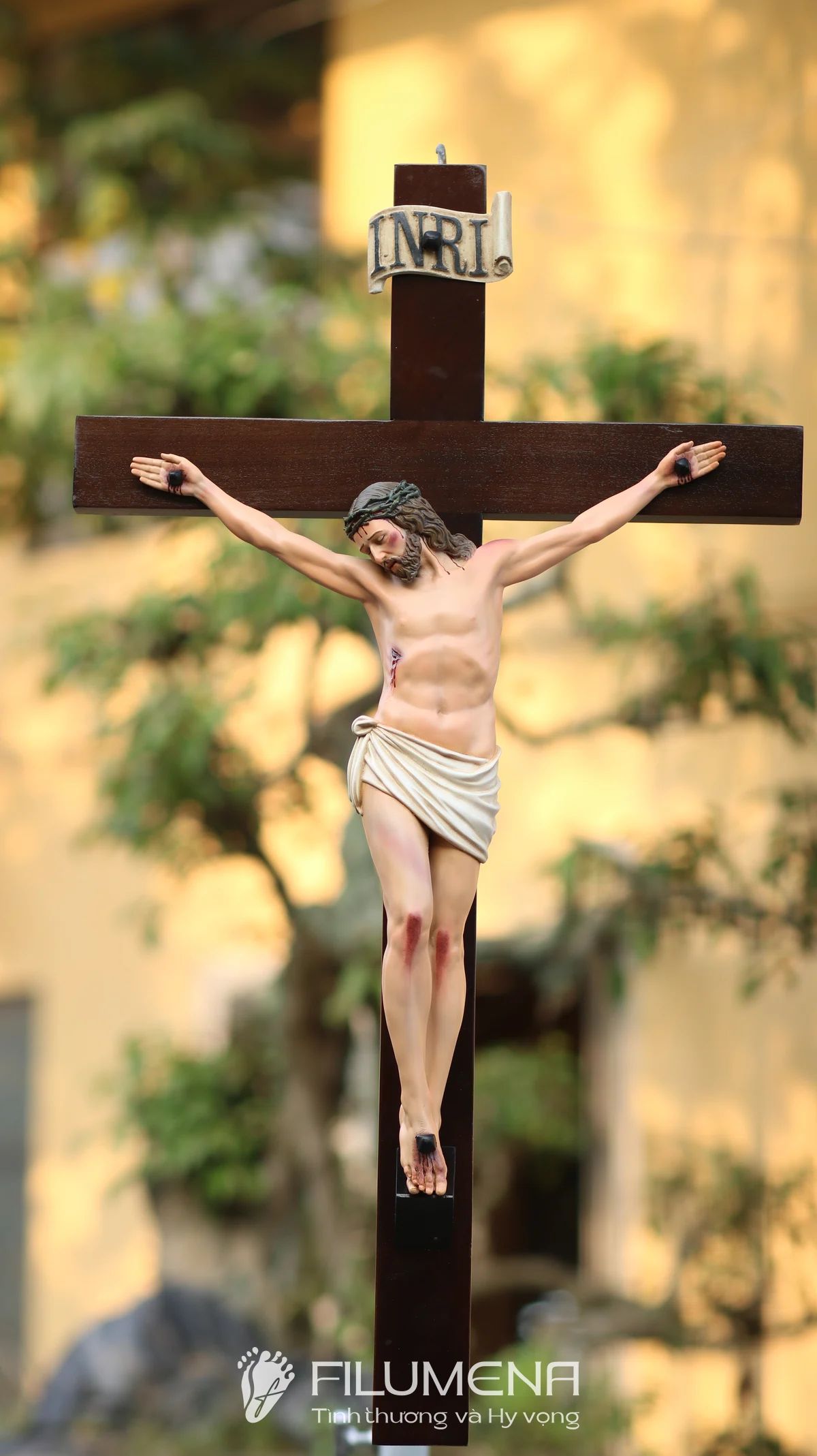 Tượng chịu nạn tại Nhà sách Đức Mẹ Hằng Cứu Giúp. Tượng Công giáo Filumena là tượng của Tình thương và Hy vọng. Bản quyền các tác phẩm tượng Công giáo thuộc về Filumena Art, Cộng hòa Pháp. Filumena đã sáng tác và sản xuất nhiều mẫu tượng Công giáo khác như Tượng Đức Mẹ Fatima, Tượng Đức Mẹ Lộ Đức, Tượng Đức Mẹ, Tượng Mẹ Maria, Tượng Đức Mẹ để xe hơi