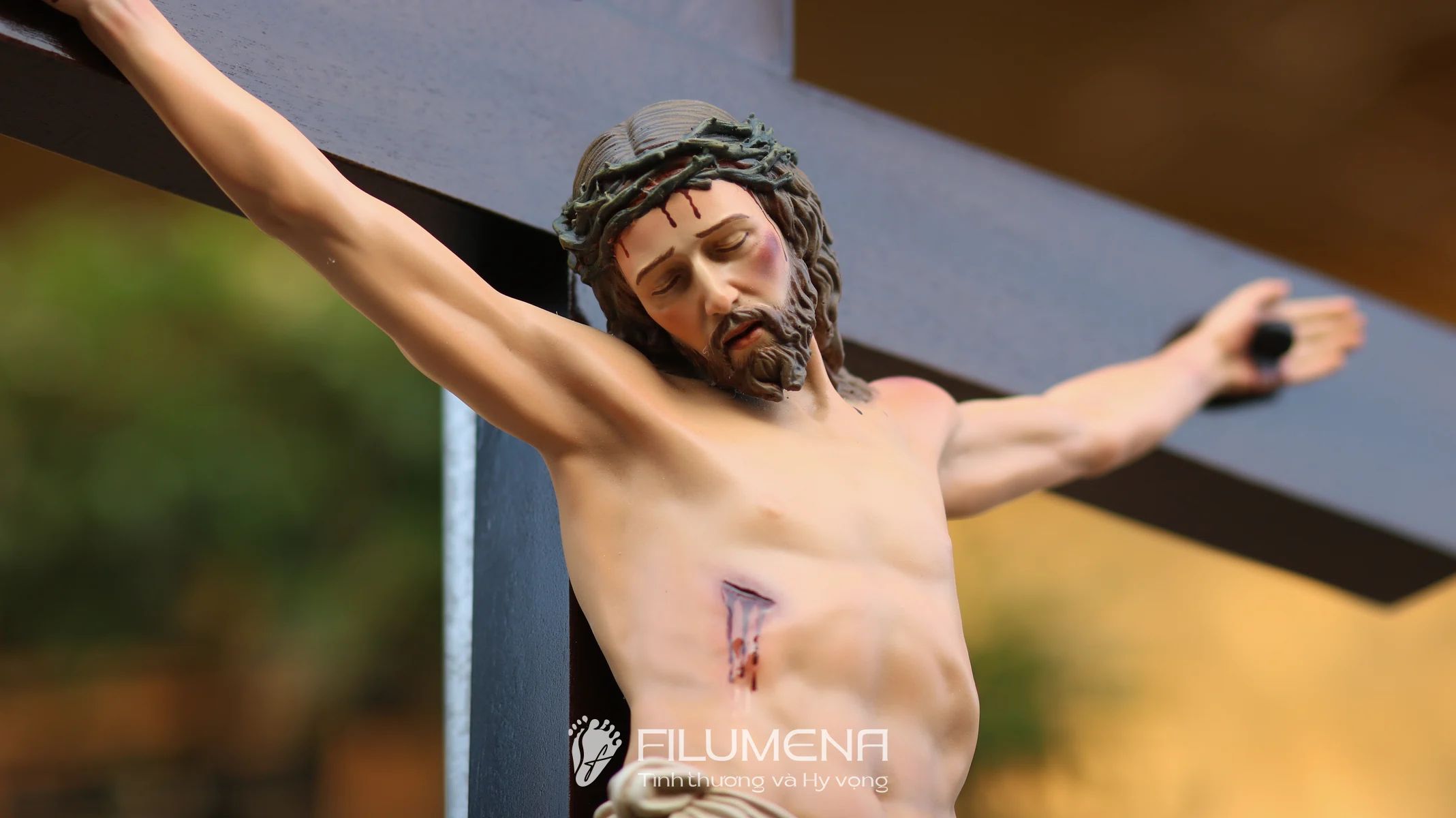 Bàn thờ Chúa tại Kiên Lao. Tượng Công giáo Filumena là tượng của Tình thương và Hy vọng. Bản quyền các tác phẩm tượng Công giáo thuộc về Filumena Art, Cộng hòa Pháp. Filumena sáng tác và sản xuất nhiều mẫu tượng Công giáo khác như Bàn thờ Công giáo, Bàn thờ Chúa và gia tiên, Tượng Đức Mẹ La Vang, Tượng Chúa hài đồng, Tượng Giáng sinh mini