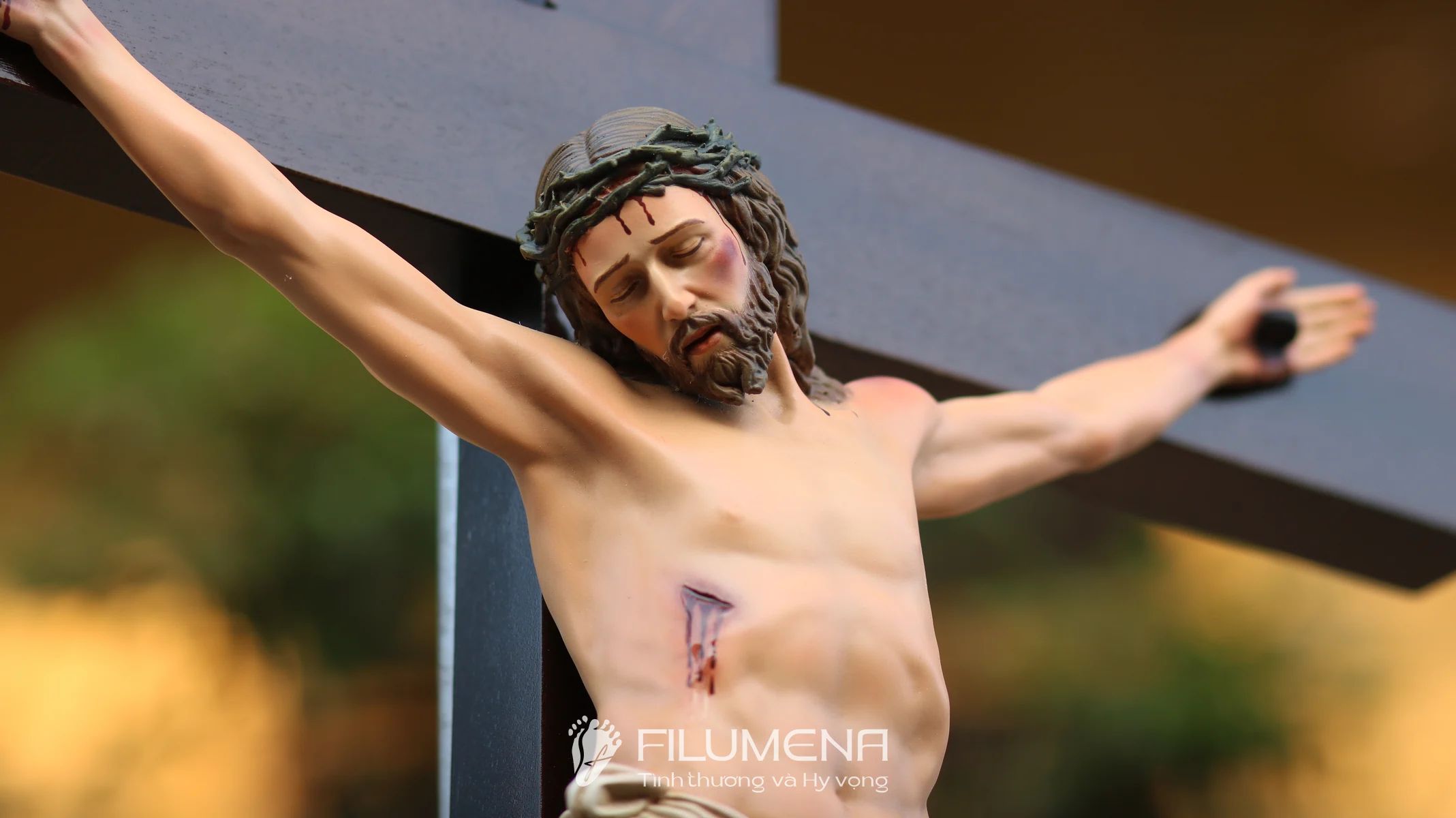 Tượng chịu nạn tại Đền thánh Martino Hố Nai. Tượng Công giáo Filumena là tượng của Tình thương và Hy vọng. Bản quyền các tác phẩm tượng Công giáo thuộc về Filumena Art, Cộng hòa Pháp. Filumena đã sáng tác và sản xuất nhiều mẫu tượng Công giáo khác như Tượng Đức Mẹ Fatima, Tượng Đức Mẹ Lộ Đức, Tượng Đức Mẹ, Tượng Mẹ Maria, Tượng Đức Mẹ để xe hơi